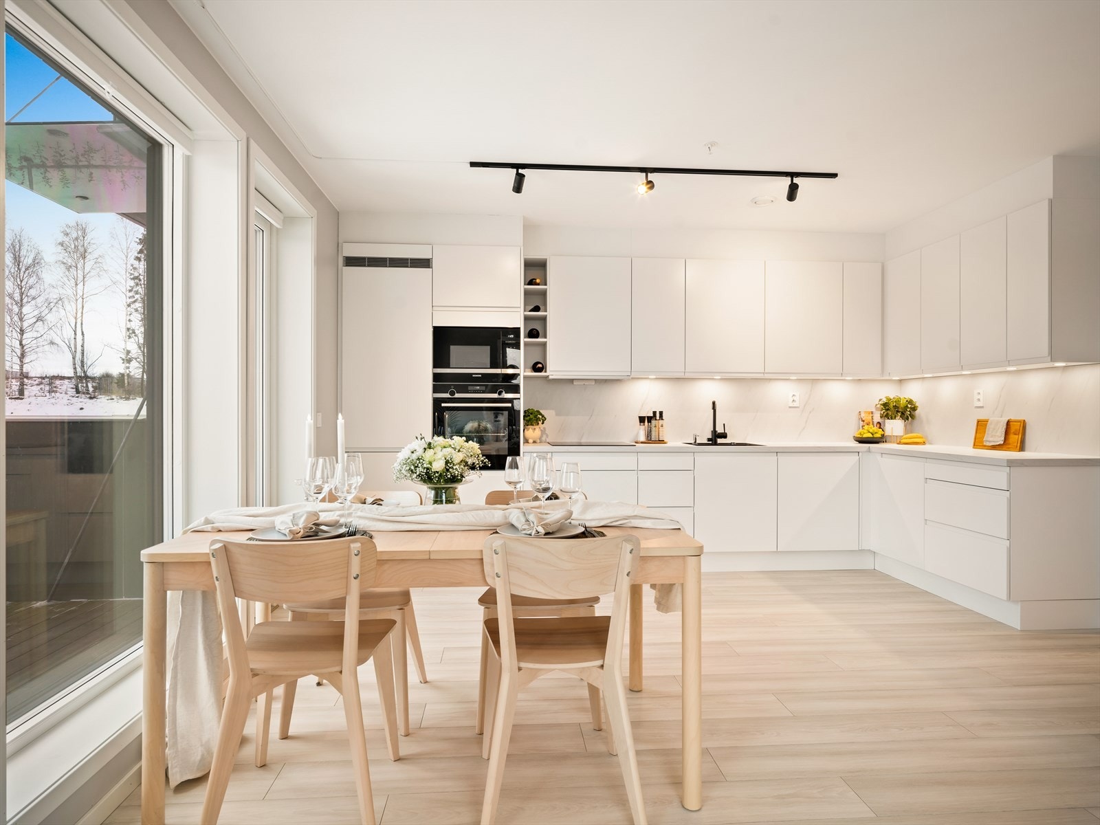 Den åpne løsningen skaper en god flyt mellom kjøkkenet og stuen. Galleribilde