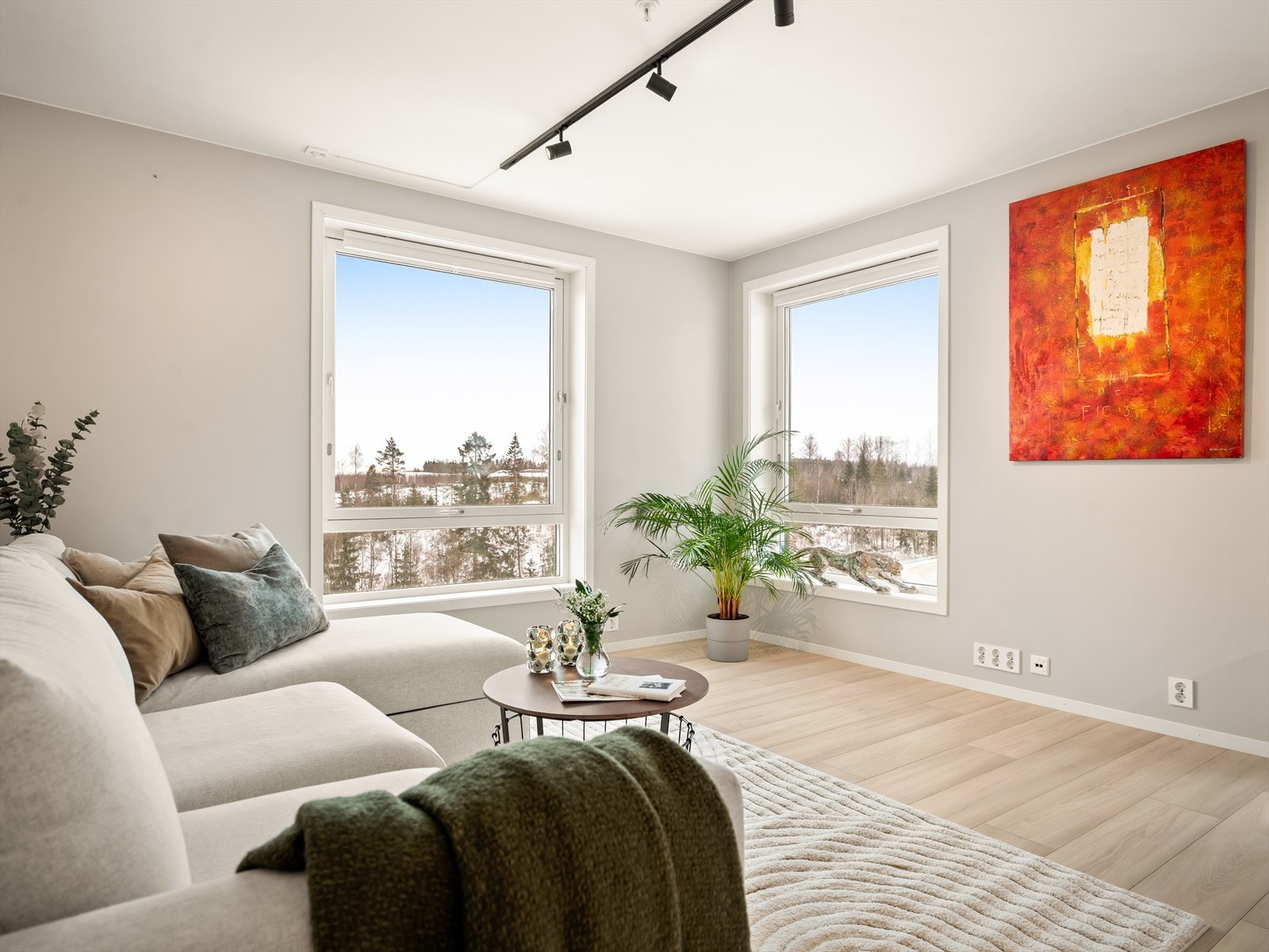 Store vindusflater med 3-lags glass slipper inn rikelig med dagslys. Galleribilde