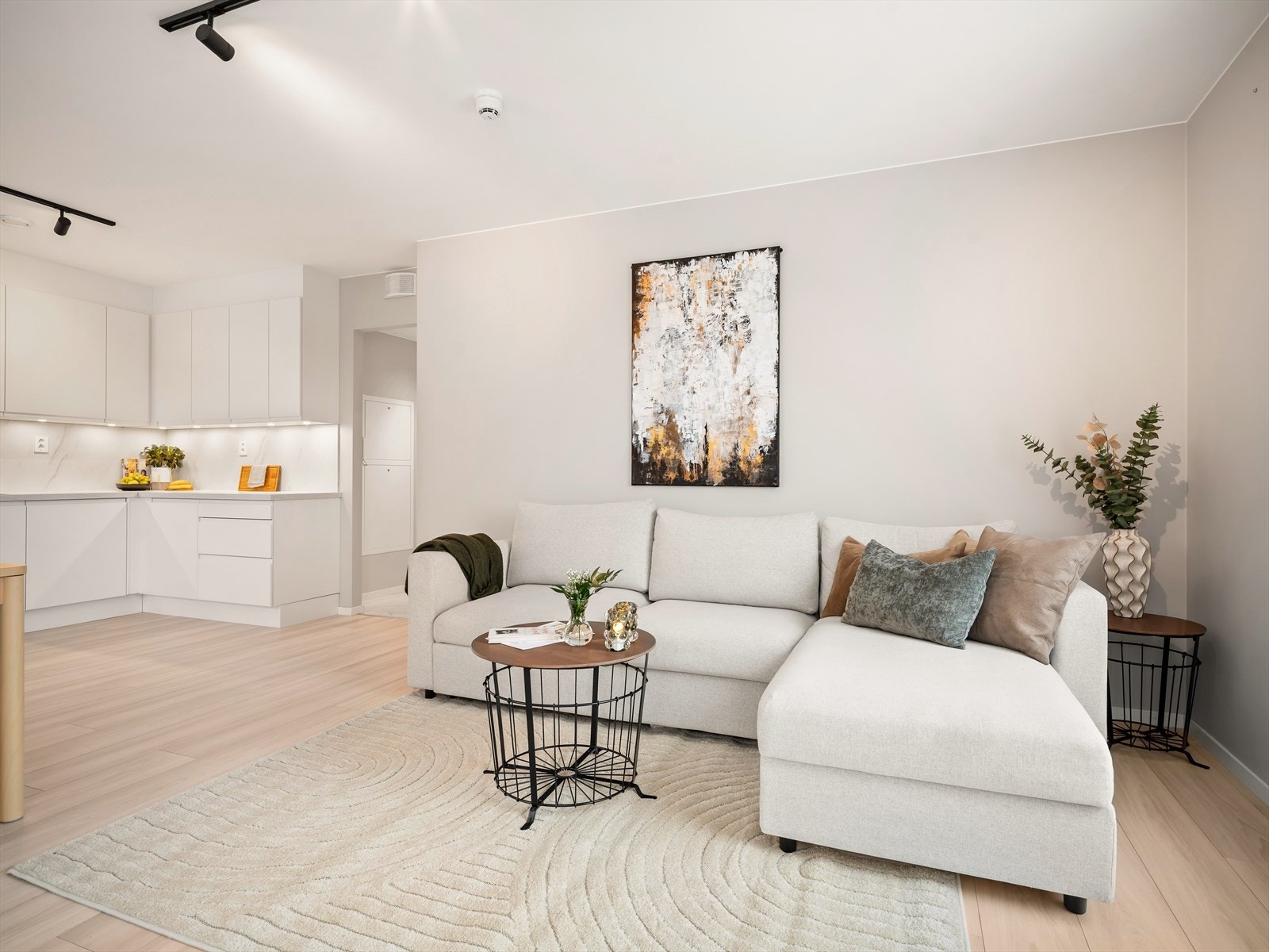 Stuen er et sosialt rom med plass til både sofagruppe og spisebord. Galleribilde