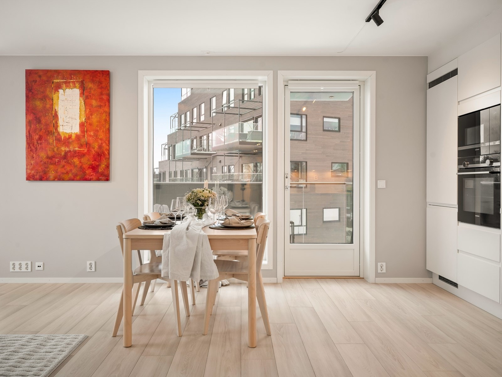 Fra stuen/kjøkken er det direkte utgang til en balkong. Galleribilde