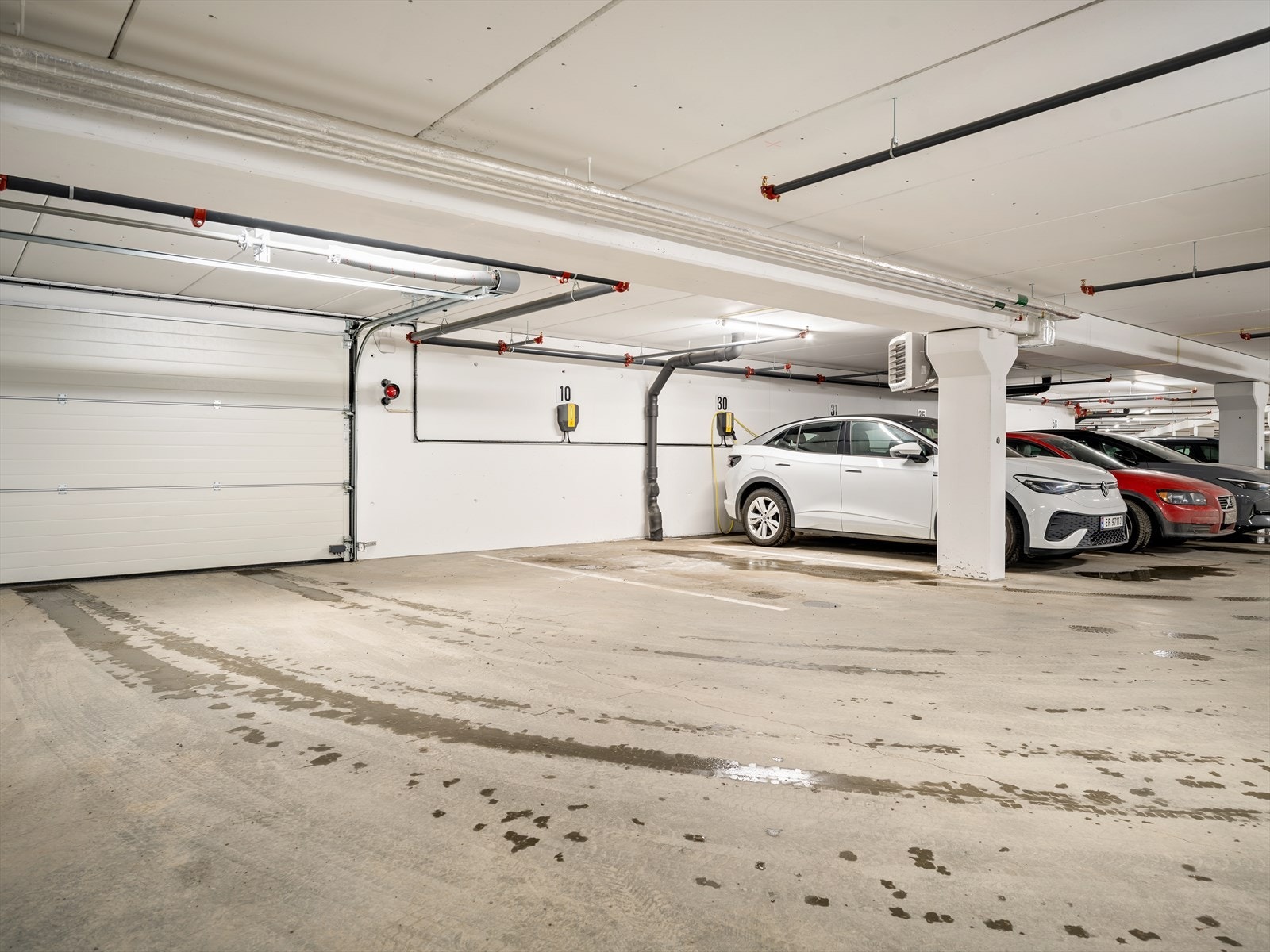 Heis tar deg direkte fra garasjeanlegget og opp til leilighetens etasje. Galleribilde