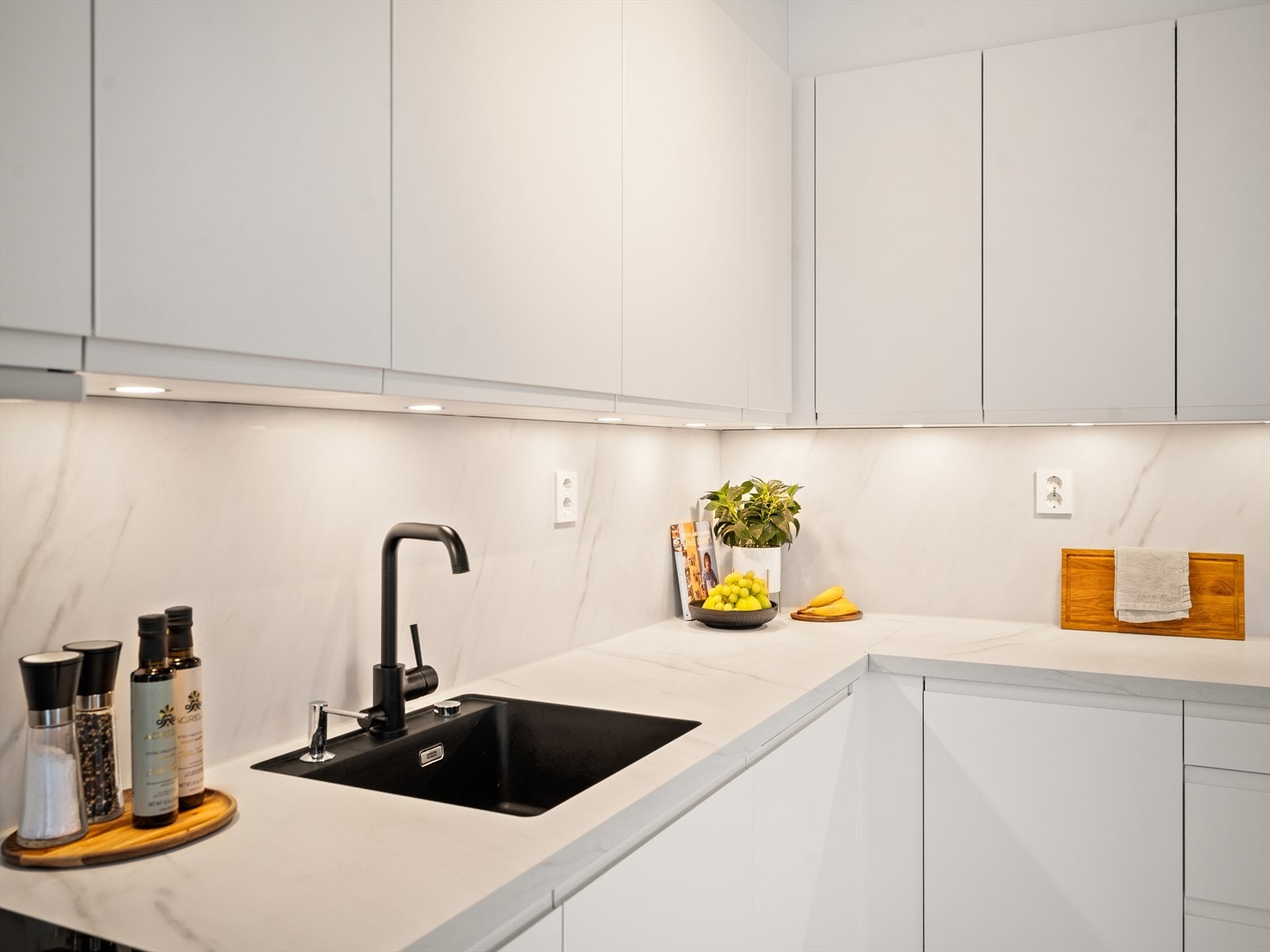 Kjøkkenet er utstyrt med helstøpt servant i en slitesterk laminert benkeplate. Galleribilde