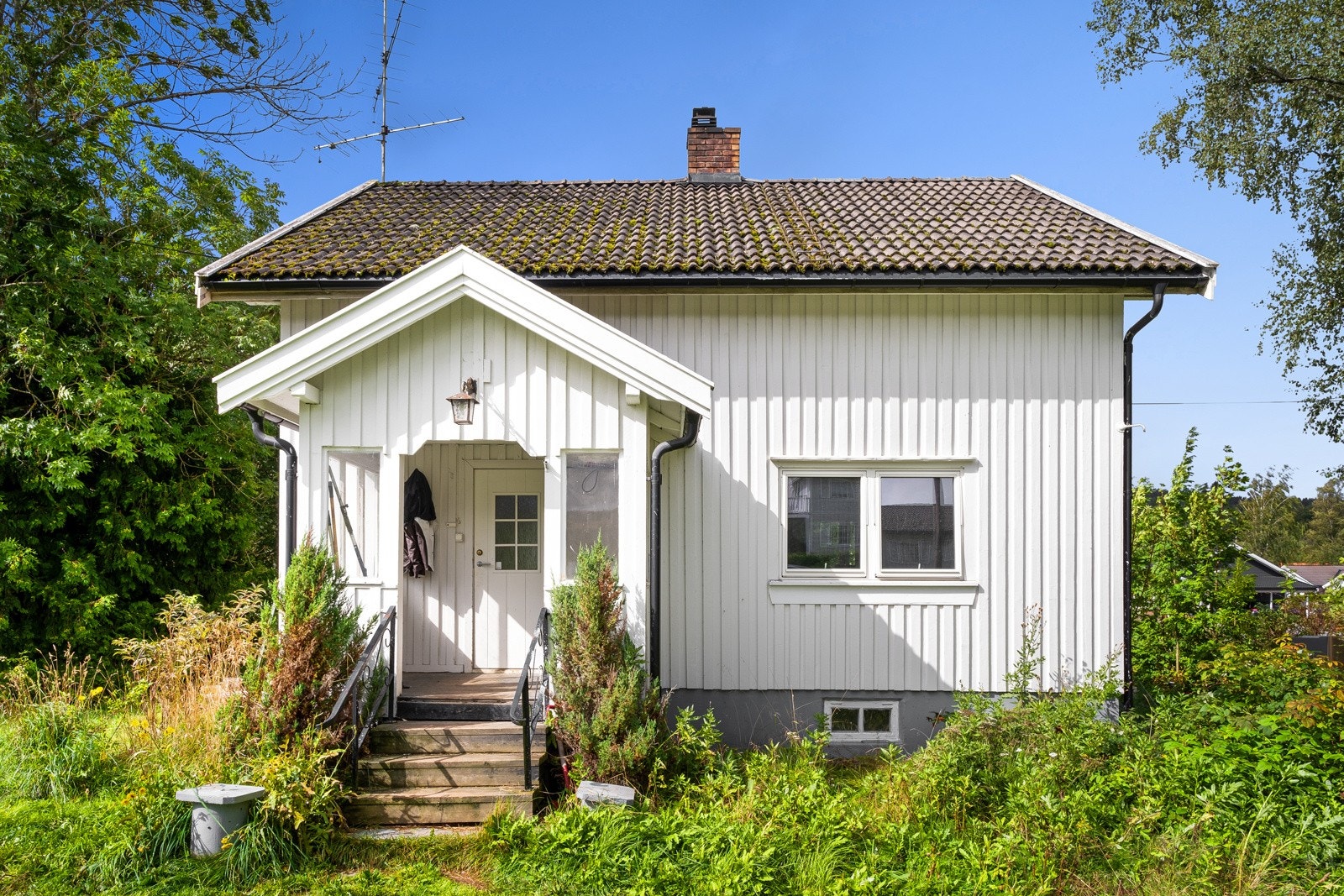 Enebolig beliggende i et veletablert boligområde på Fosser i Aurskog-Høland kommune. Det er nærhet til dagligvarebutikk (170 m), barneskole, barnehage, bussholdeplass, samt. flott turterreng ved Fosståskollen. Galleribilde