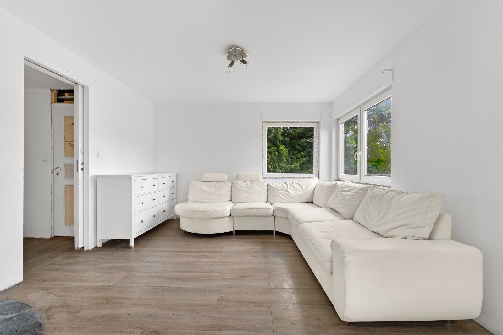 Det er god plass til sofamøblement med tilhørende møblement. Galleribilde