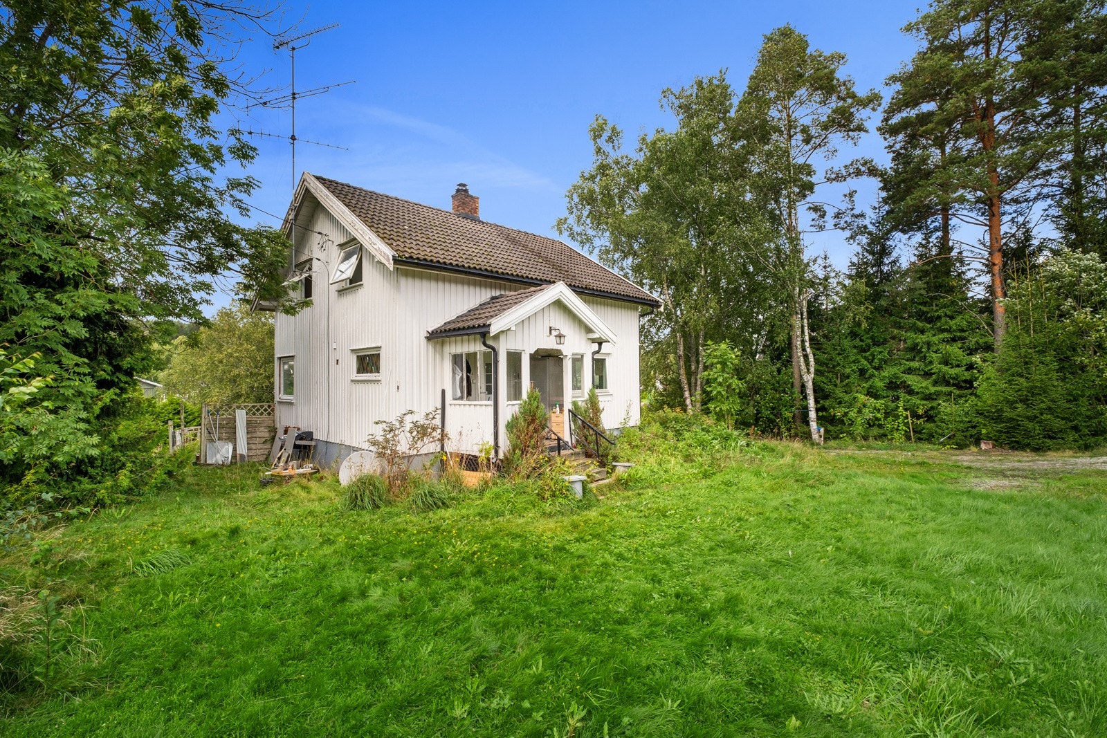 Boligen fra 1952 fremstår med betydelig vedlikeholdsetterslep og renoveringsbehov. Galleribilde