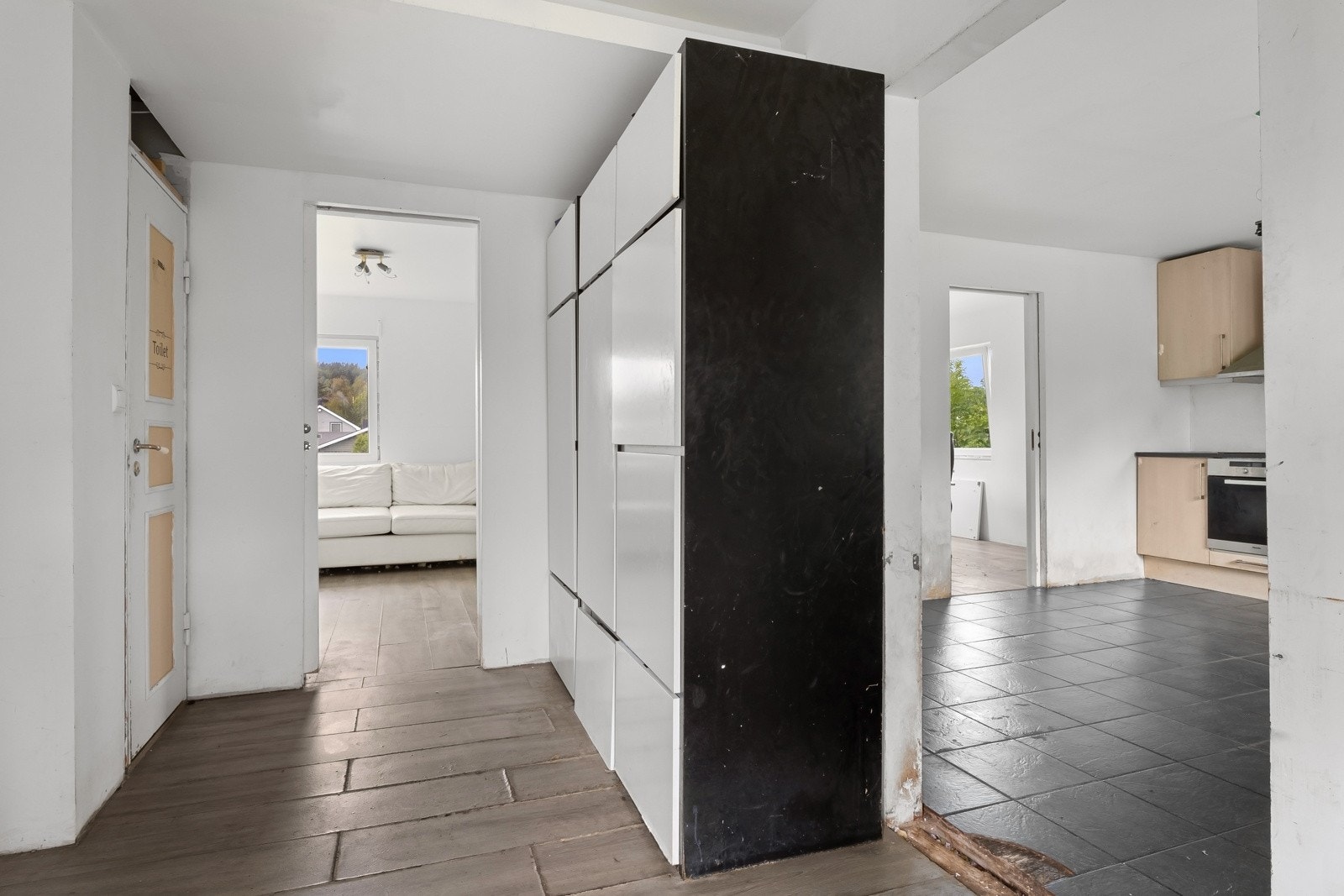 Romslig gang med behov for modernisering. Galleribilde