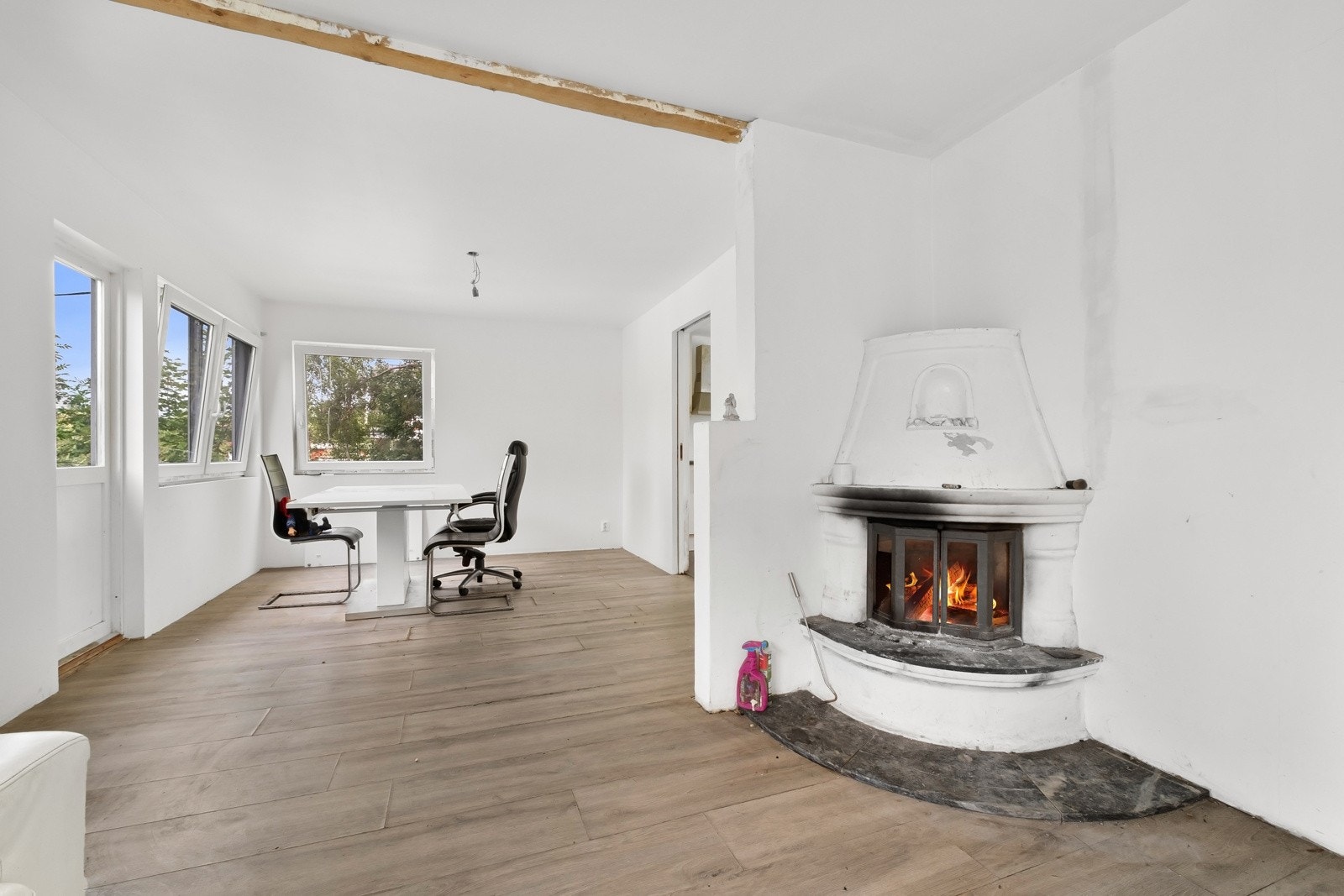 Midt i stuen er det en oppmurt peis. Ildstedet er gitt tilstandsgrad 3, må oppgraderes. Galleribilde