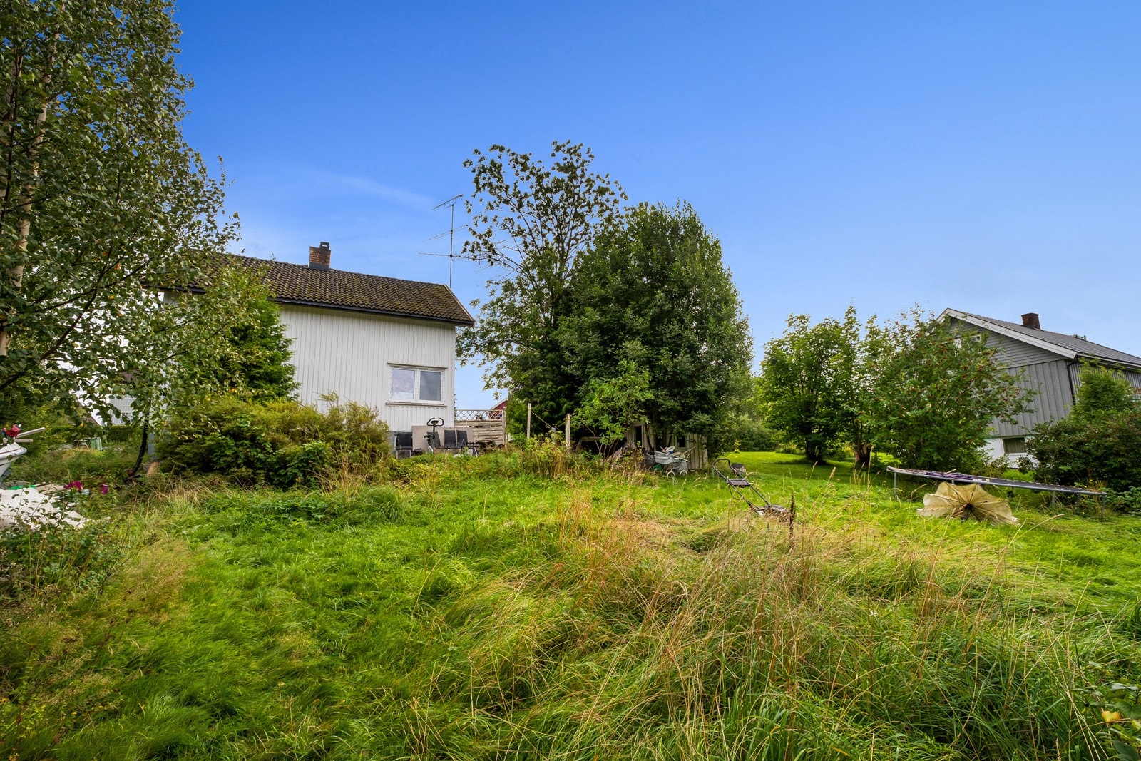 Tomten fremstår tildels som gjengrodd, med opprinnelig plenareal og div. busker og trær. Galleribilde