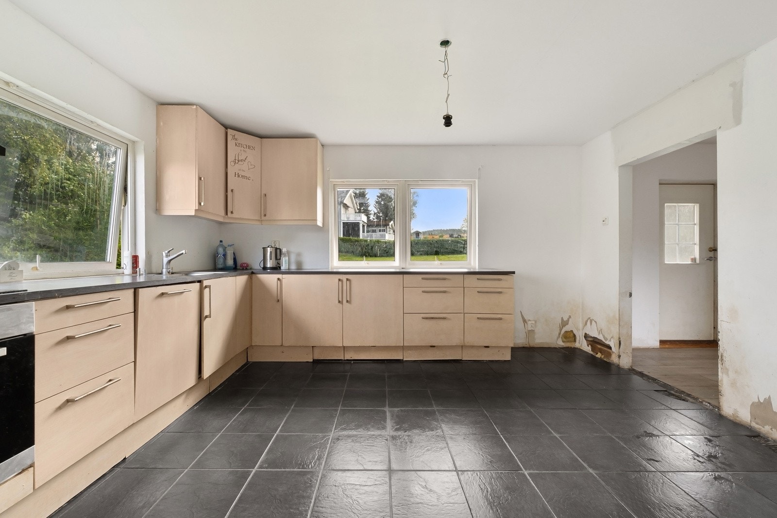 Separat kjøkken med behov for total oppgradering. Innredningen består av over- og underskap med lyse slette fronter, samt laminert benkeplate med nedfelt vaskekum. Galleribilde