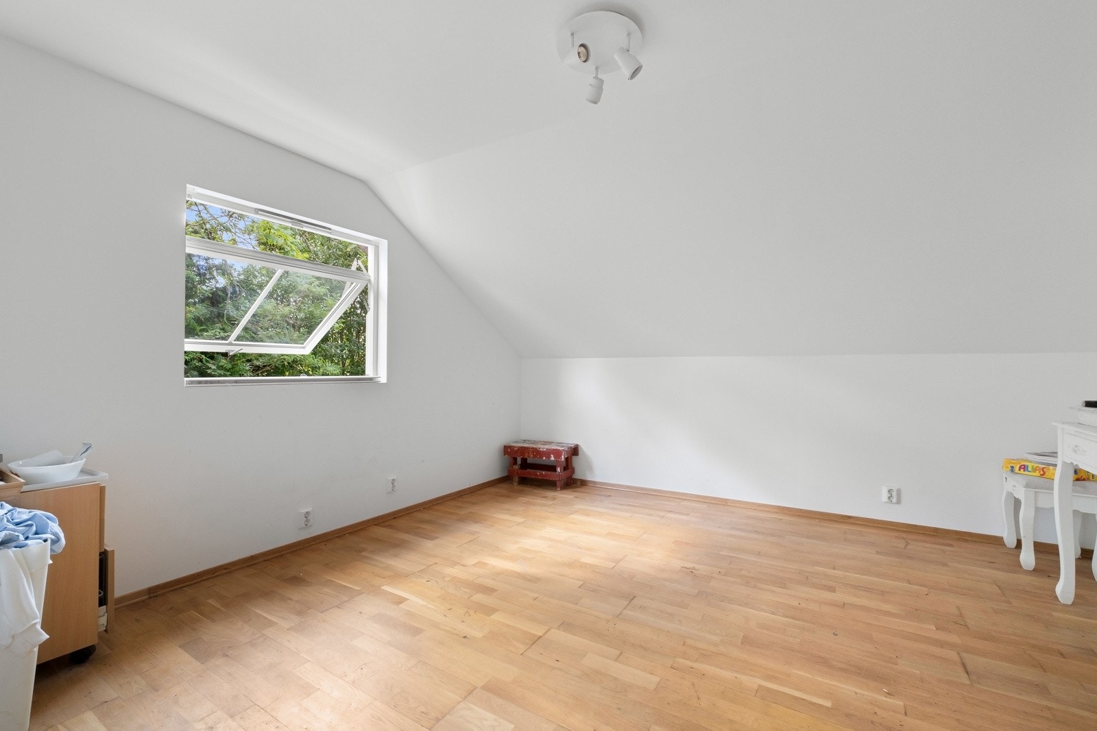 Boligen har totalt 3 soverom plassert i 2. etasje. Hovedsoverommet er av god størrelse med plass til dobbeltseng og tilhørende nattbord. Rommet har lysmalte slette veggflater, skåtak og et stort vindu. Galleribilde