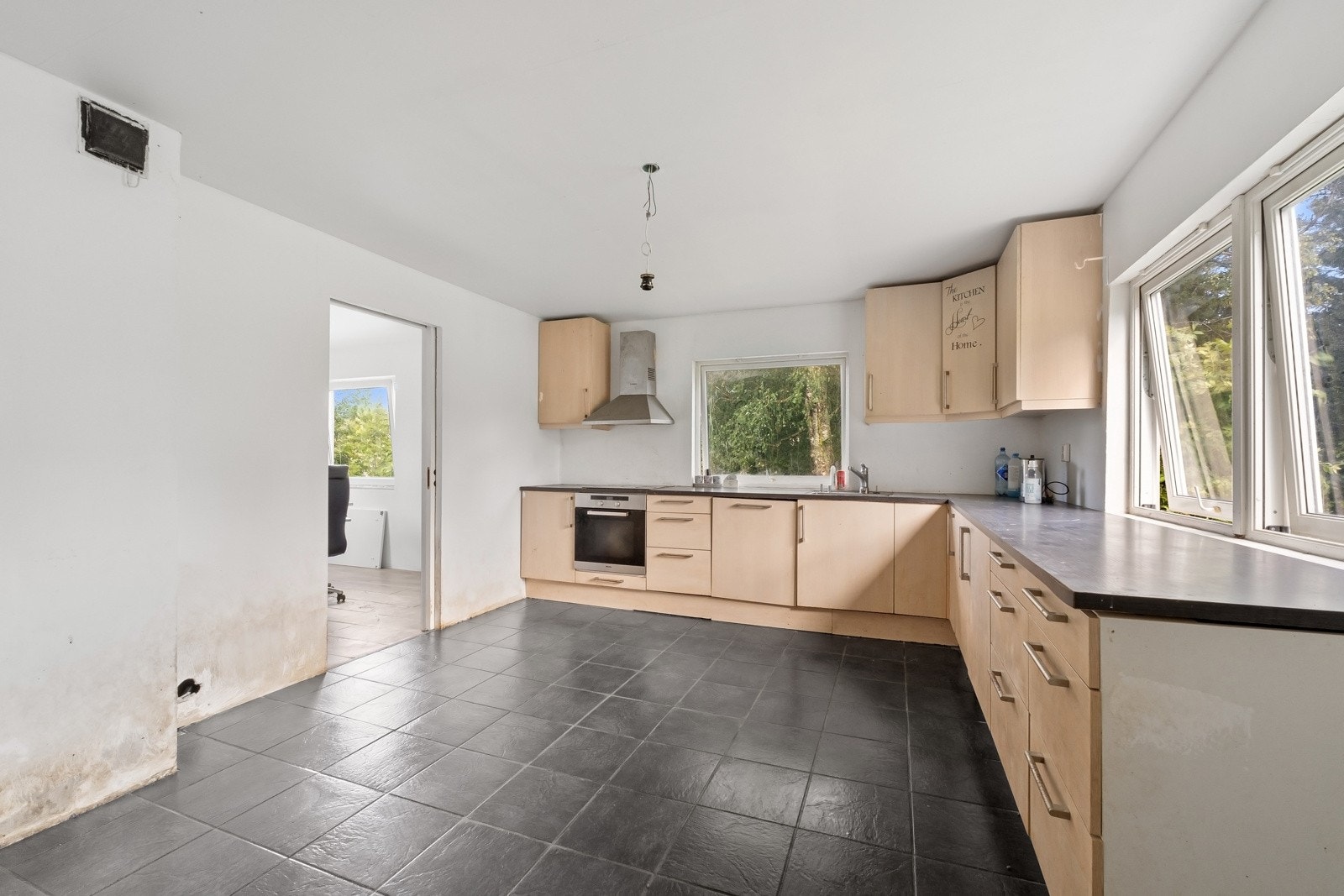 Av utstyr medfølger integrert platetopp, stekeovn og oppvaskmaskin. Det er avsatt plass til kjøleskap. Kjøkkenet er gitt tilstandsgrad 3. Galleribilde