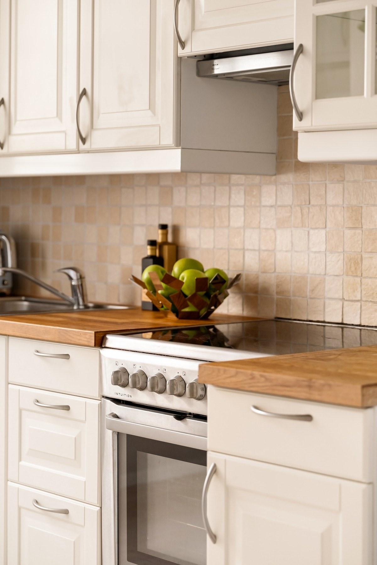 Integrert ventilator i innredning og nisje for komfyr og kjøl frys. Galleribilde