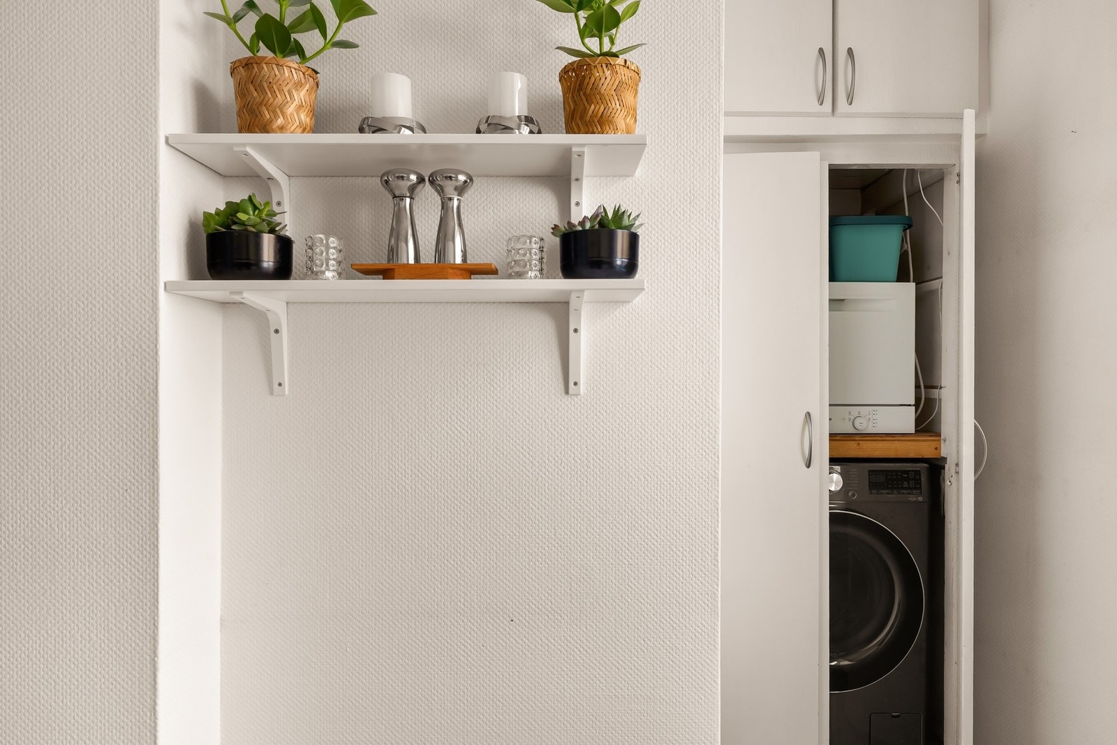 Praktisk nisje med vaskemaskin og liten oppvaskmaskin på kjøkken. Galleribilde