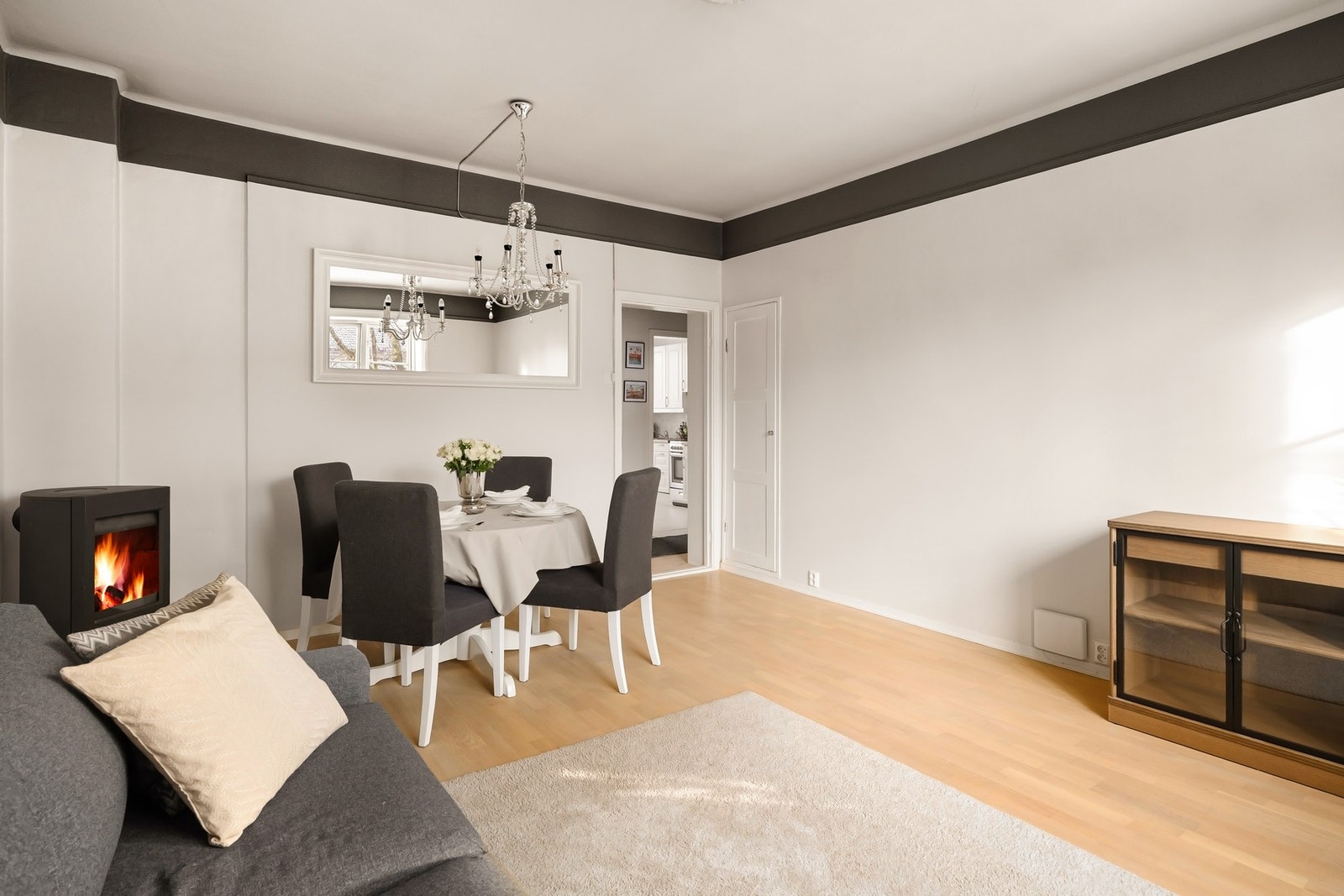 Med boligen følger 2 boder i kjeller og 1 på loft, samt praktisk innvendig kott i stuen. Galleribilde