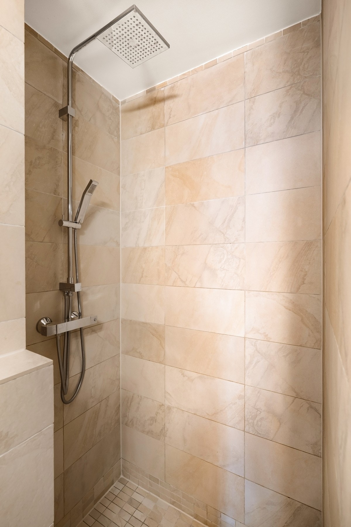 Dusjsone med stilren dusjgarnityr med regnfallsdusj og hånddusj. Galleribilde