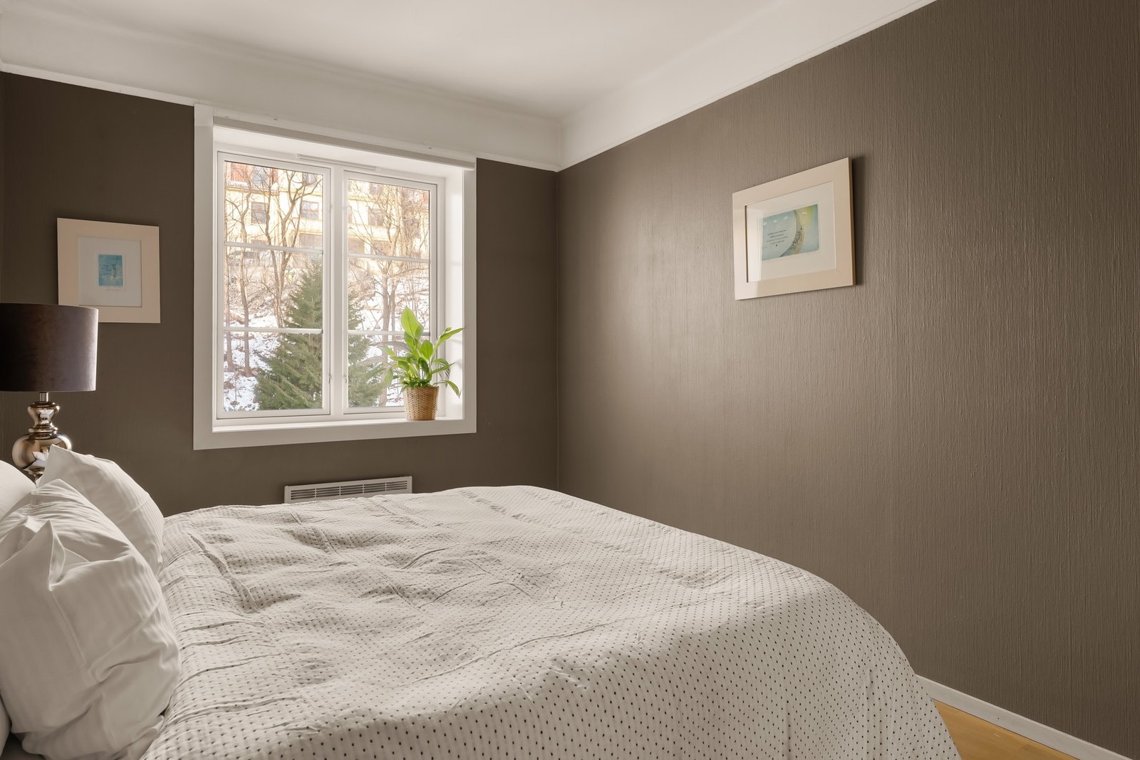 Rommet har god plass til stor dobbeltseng og tilhørende nattbord. Galleribilde