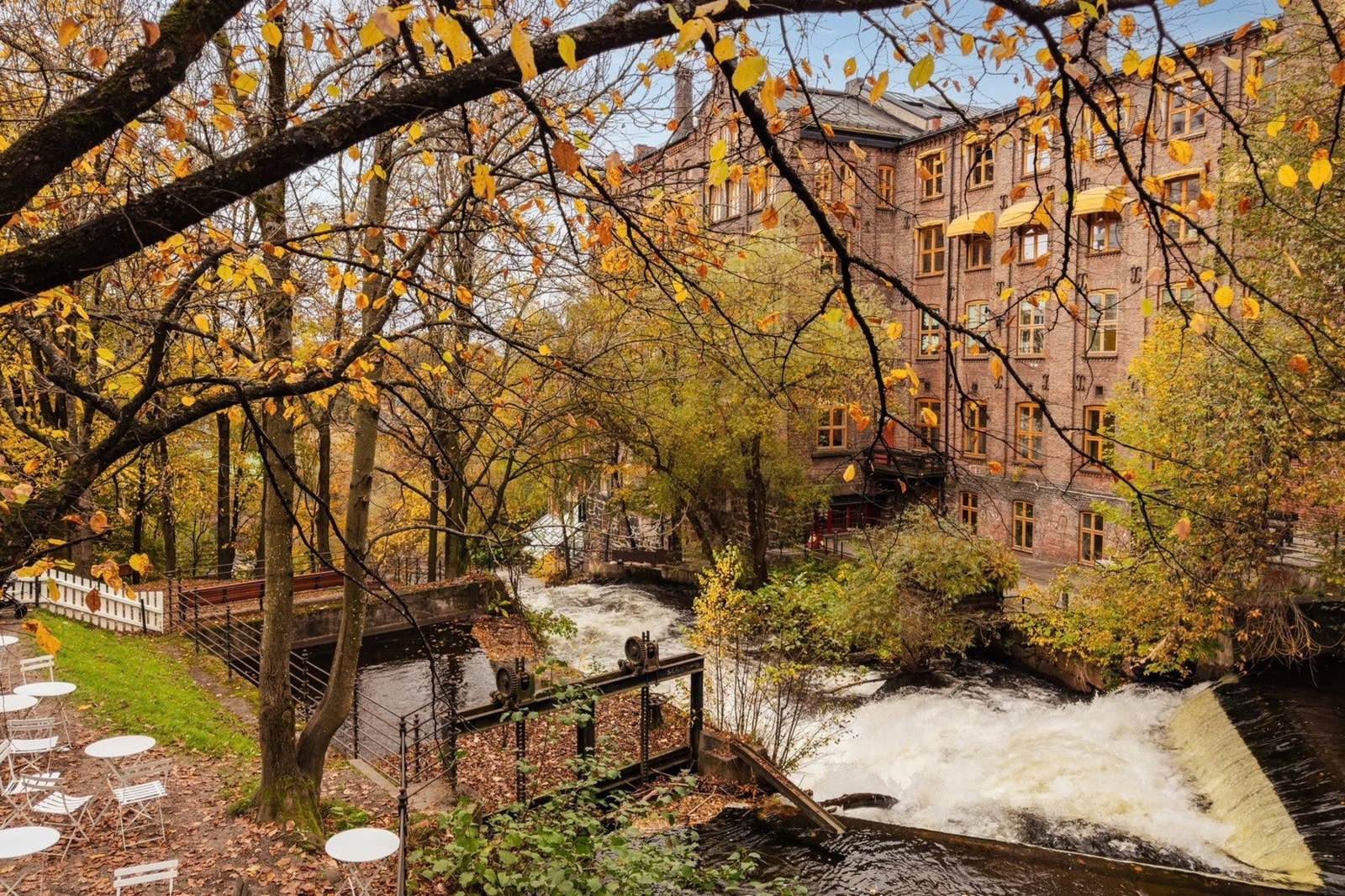 Akerselva ligger like ved og byr på tursti fra sentrum og hele veien til Maridalsvannet. Galleribilde