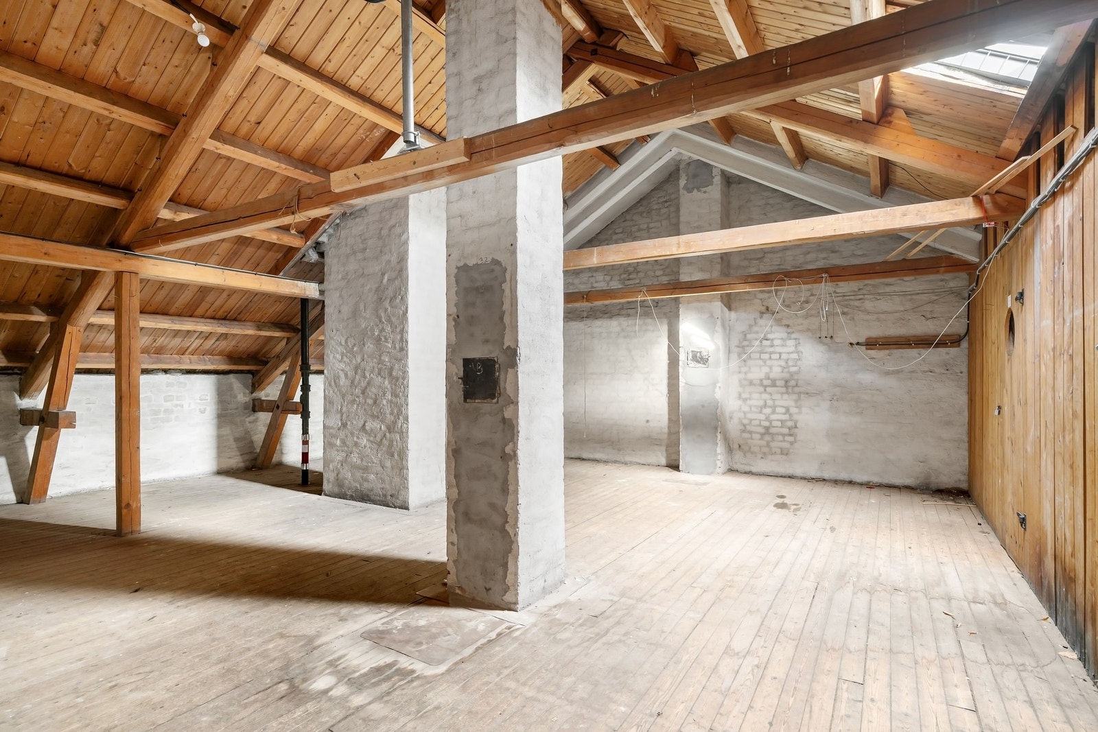 Sameiet har vedtatt mulighet for loftsutbygging på loftsarealene over leiligheten. Se ytterligere informasjon i digital salgsoppgave. Galleribilde