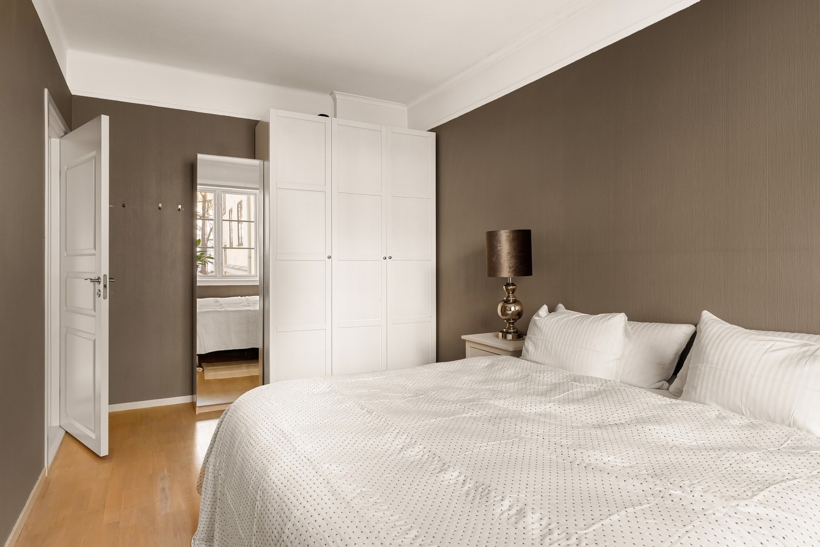 God plass til oppbevaring i garderobe, samt plass til ytterligere oppbevaring om ønskelig. Galleribilde