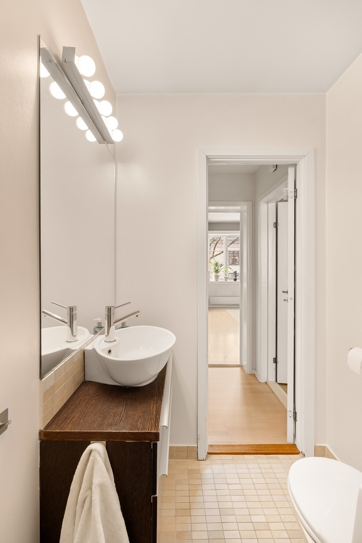 Det er opplegg for vaskemaskin i skap på kjøkken. Sameiet har også et felles vaskeri for beboere. Galleribilde