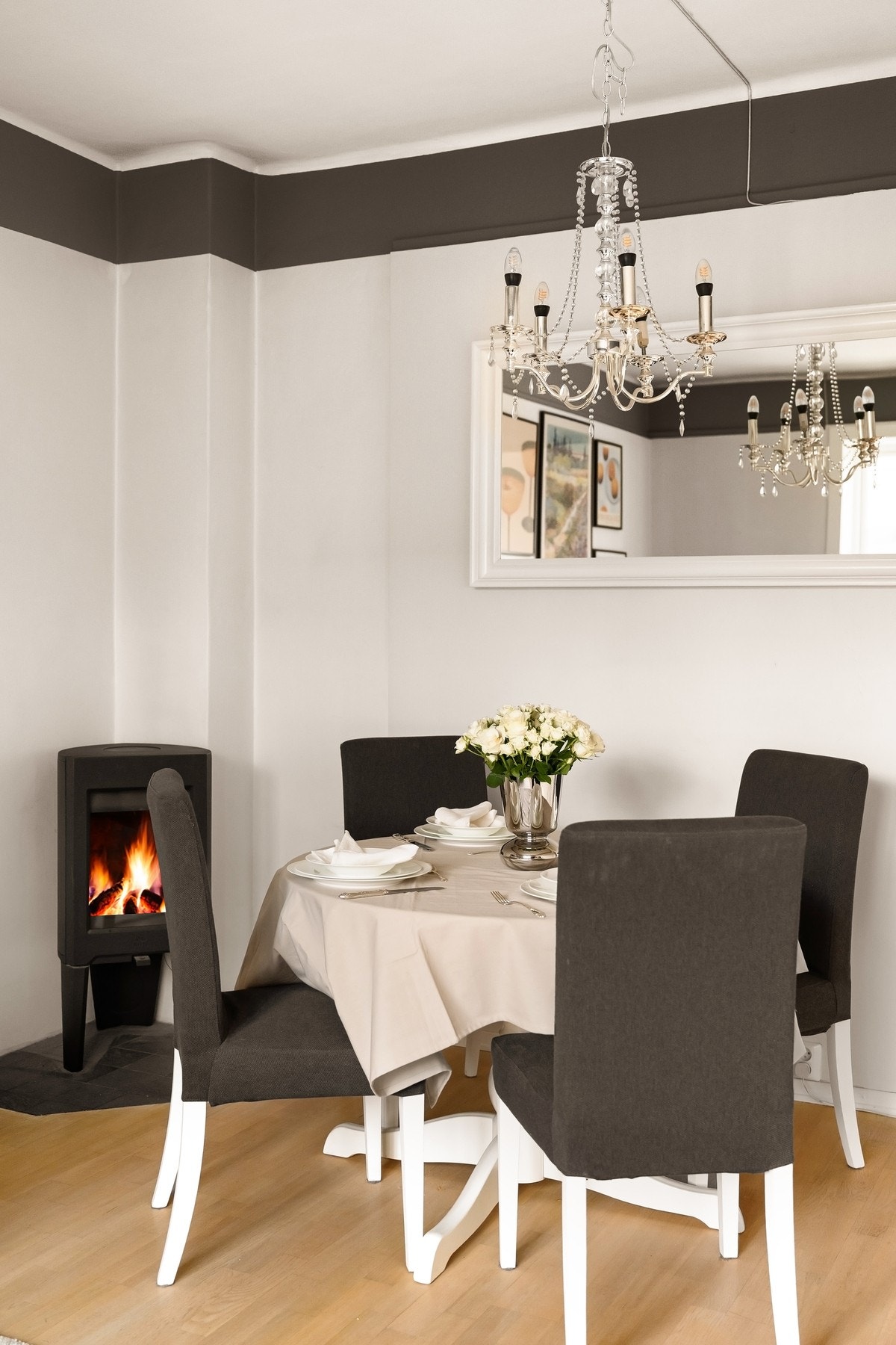 I stuen er det også plass til spisebordsgruppe. Galleribilde