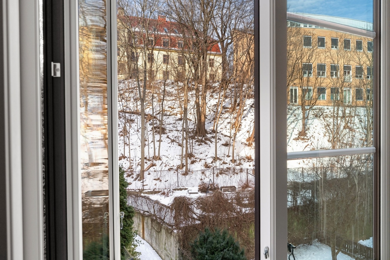 Fint utsyn mot bilfritt indre gårdsrom. Galleribilde