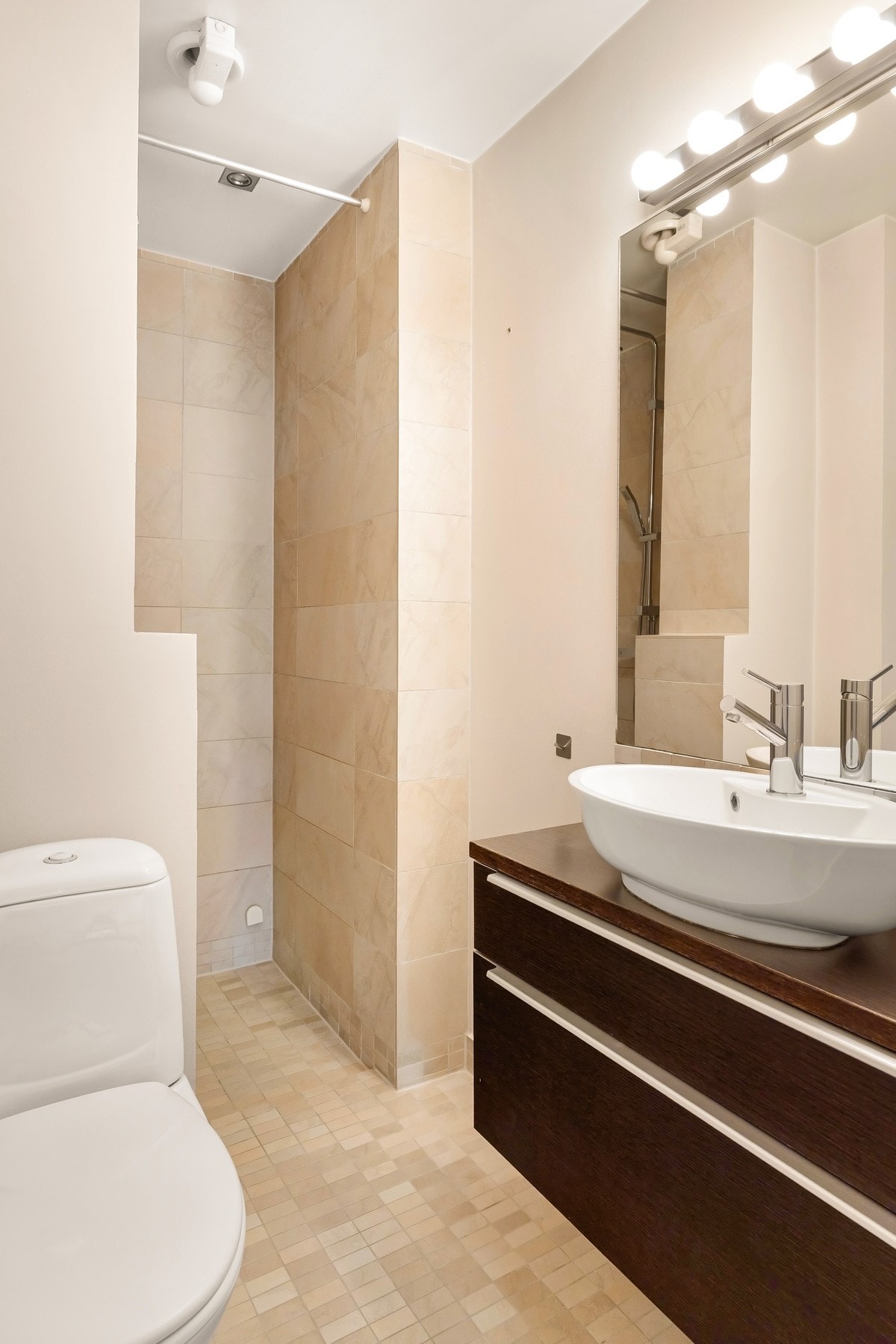 Delikat og flislagt bad med gulvvarme. Galleribilde