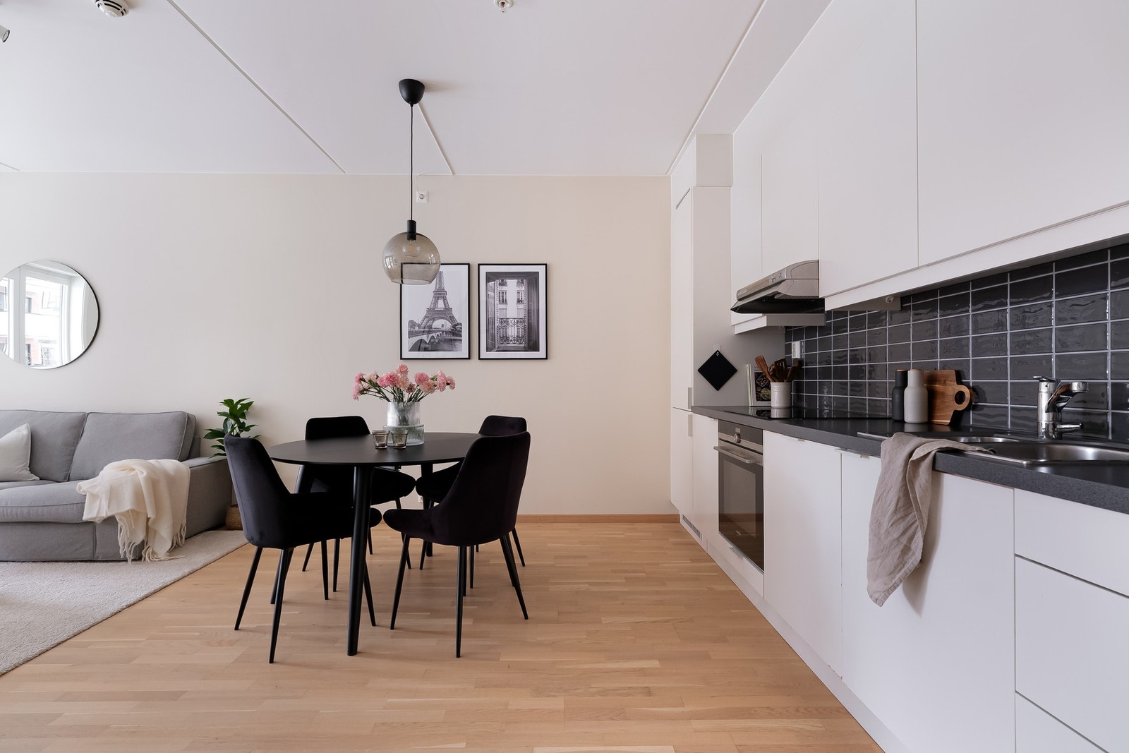 Naturlig sone for plassering av spisebord mellom stue og kjøkken. Galleribilde