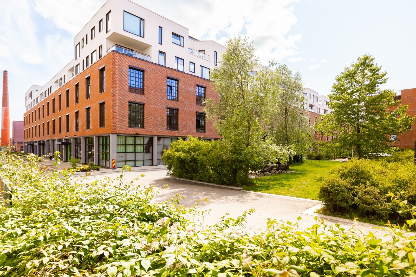 Vinslottet tilbyr en rekke gode servicetilbud. Hit kommer man seg også tørskodd gjennom kjelleranlegget under boligen. Galleribilde