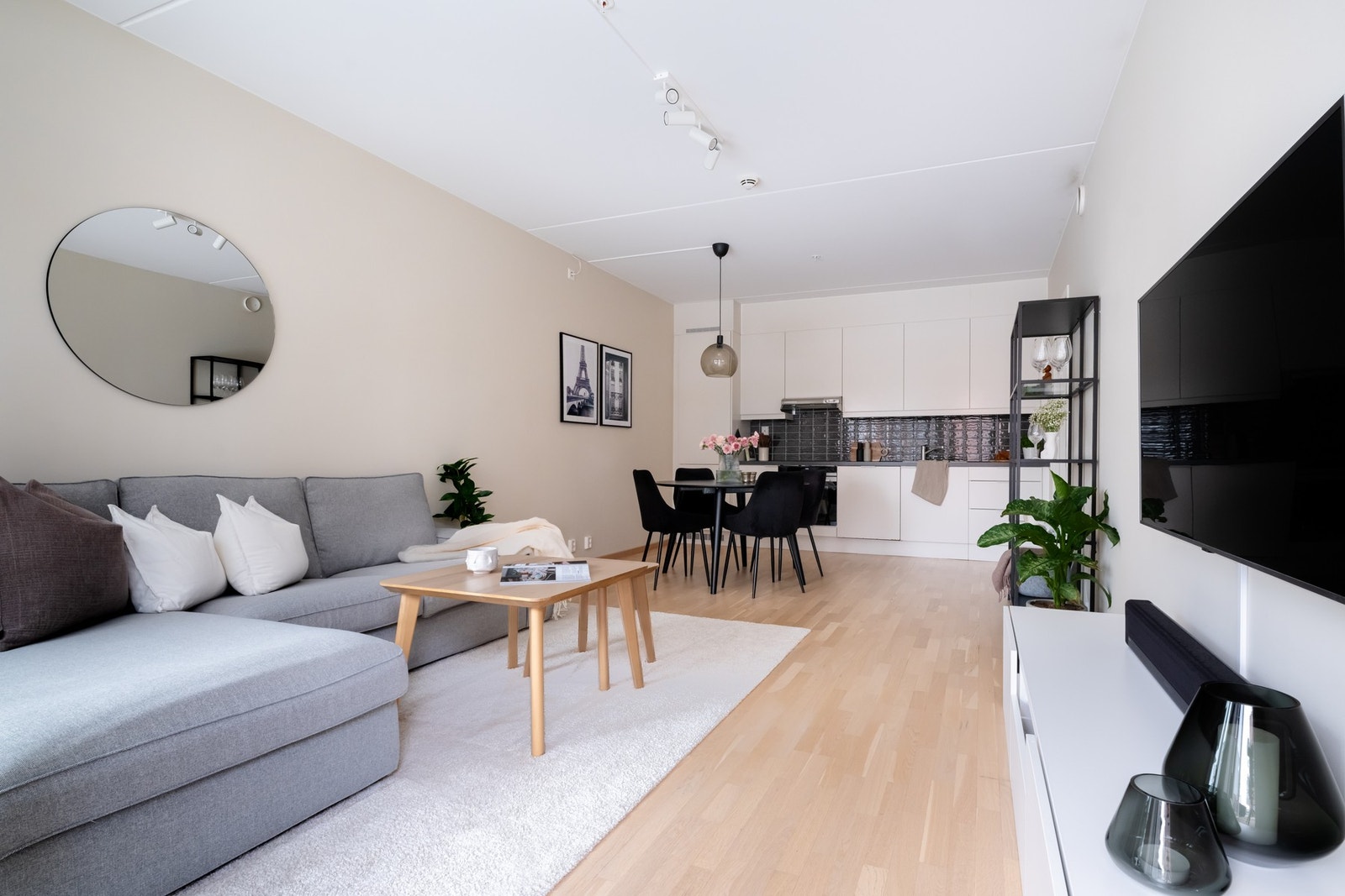 I leiligheten er det lyse veggflater og pent parkettgulv. Galleribilde