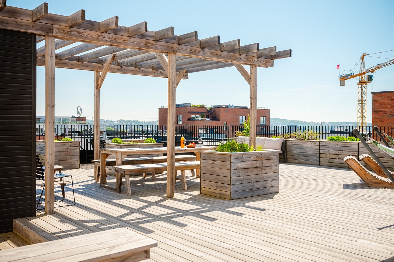 I tillegg til den private uteplassen er det to store, felles takterrasser for beboerne i borettslaget, hvor den ene er i samme bygg og den andre i naboblokken. Galleribilde