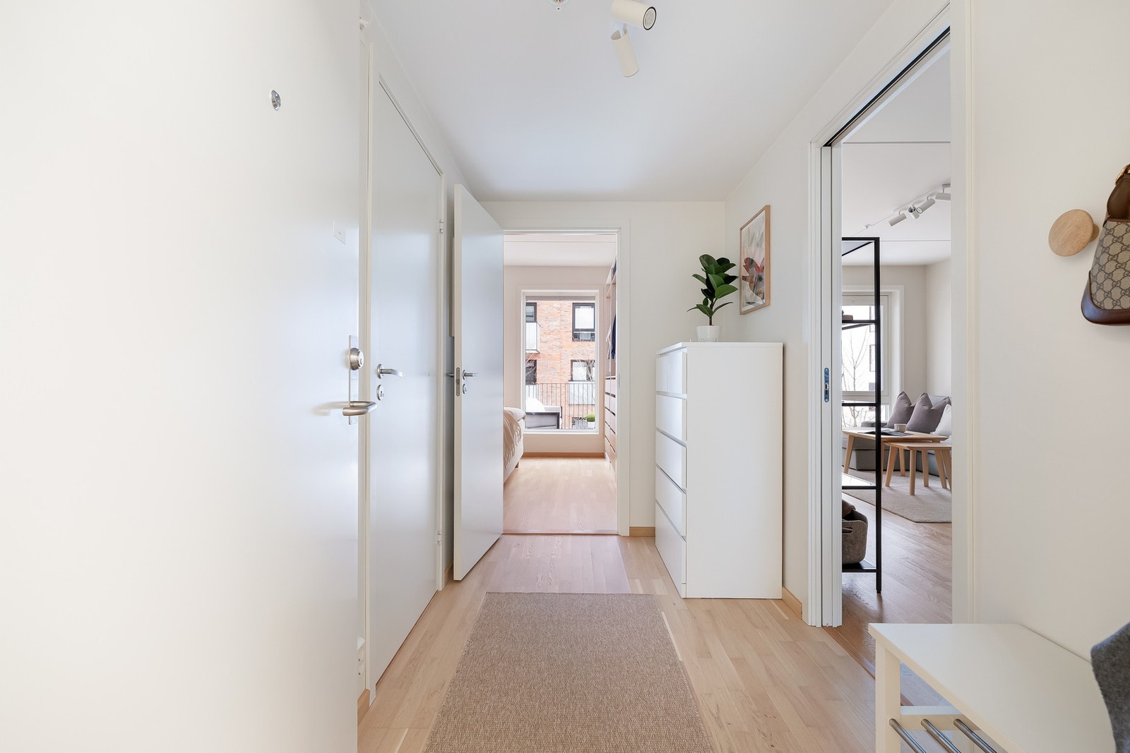 Innenfor inngangsdøren møtes du av en pen entré som gir et godt førsteinntrykk. Entréen er knutepunktet for leiligheten med tilgang til alle rom. Galleribilde