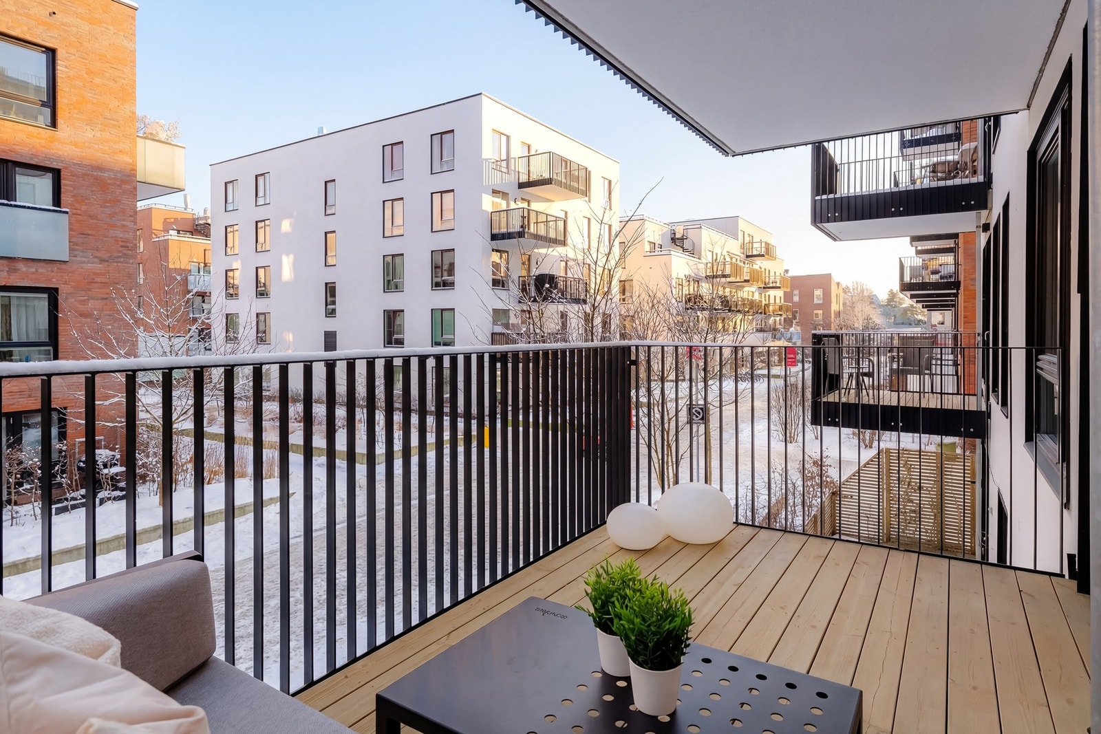 Balkongen blir som en naturlig forlengelse av stuen på sommerhalvåret. Galleribilde