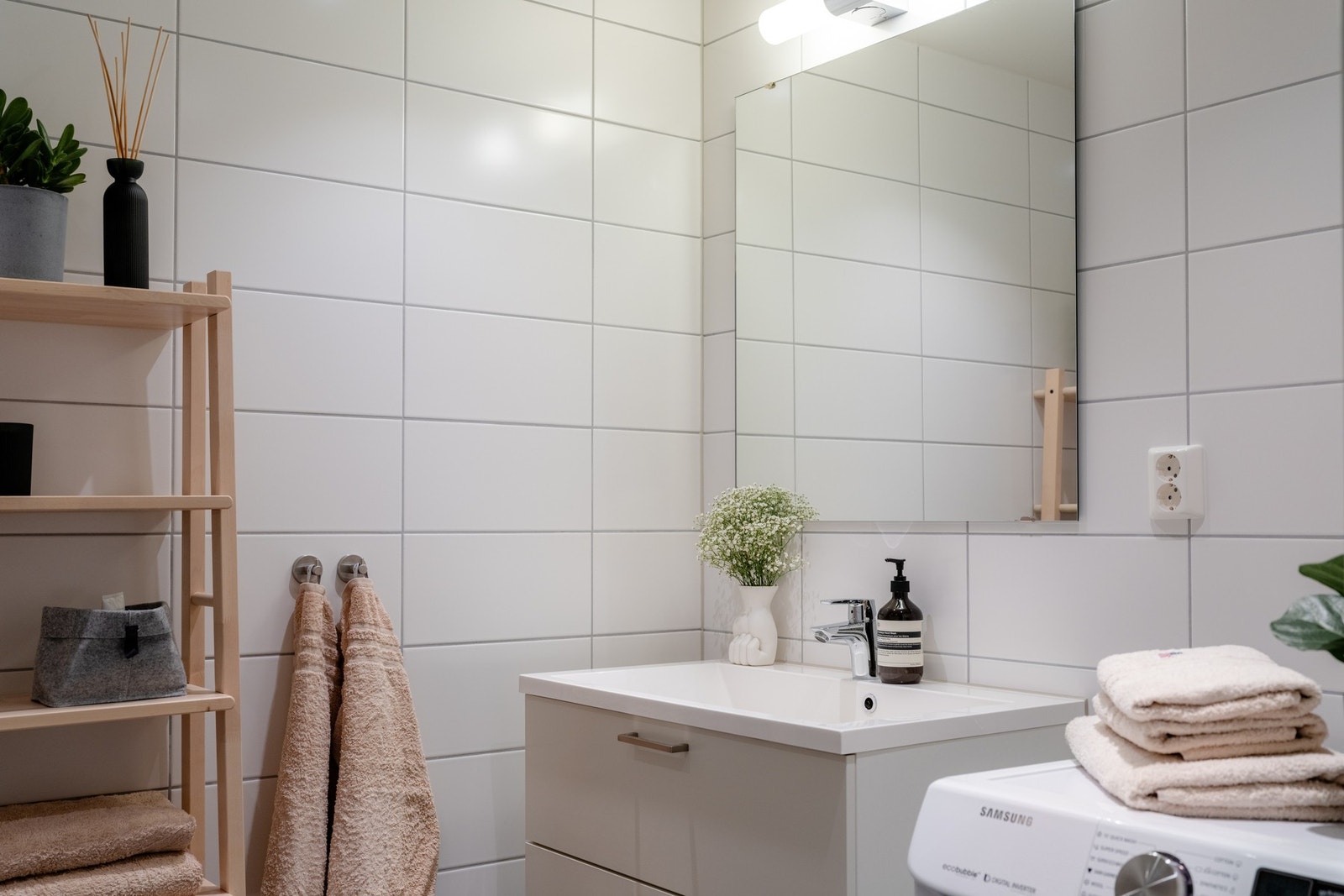 Videre er det vegghengt toalett og dusjvegger/hjørne som frigjør plass på gulvet. Galleribilde