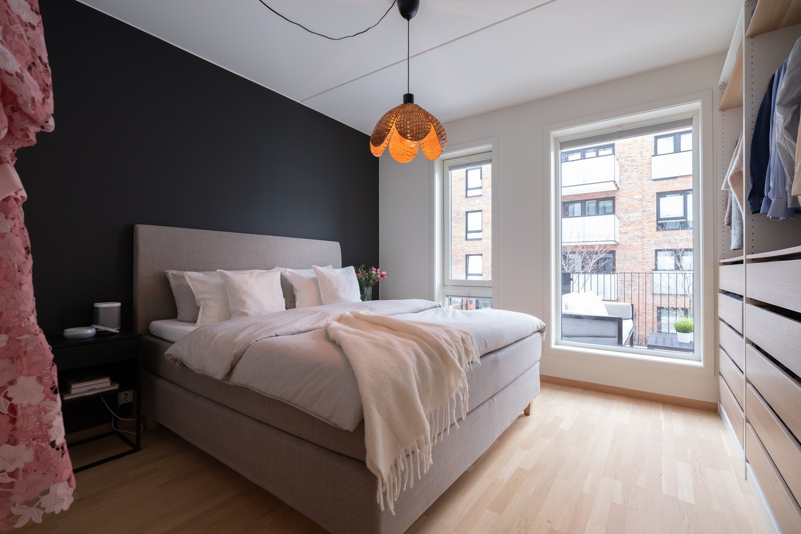 Boligens soverom er av god størrelse og byr på plass til dobbeltseng med tilhørende nattbord, samt en stor garderobeløsning. Galleribilde