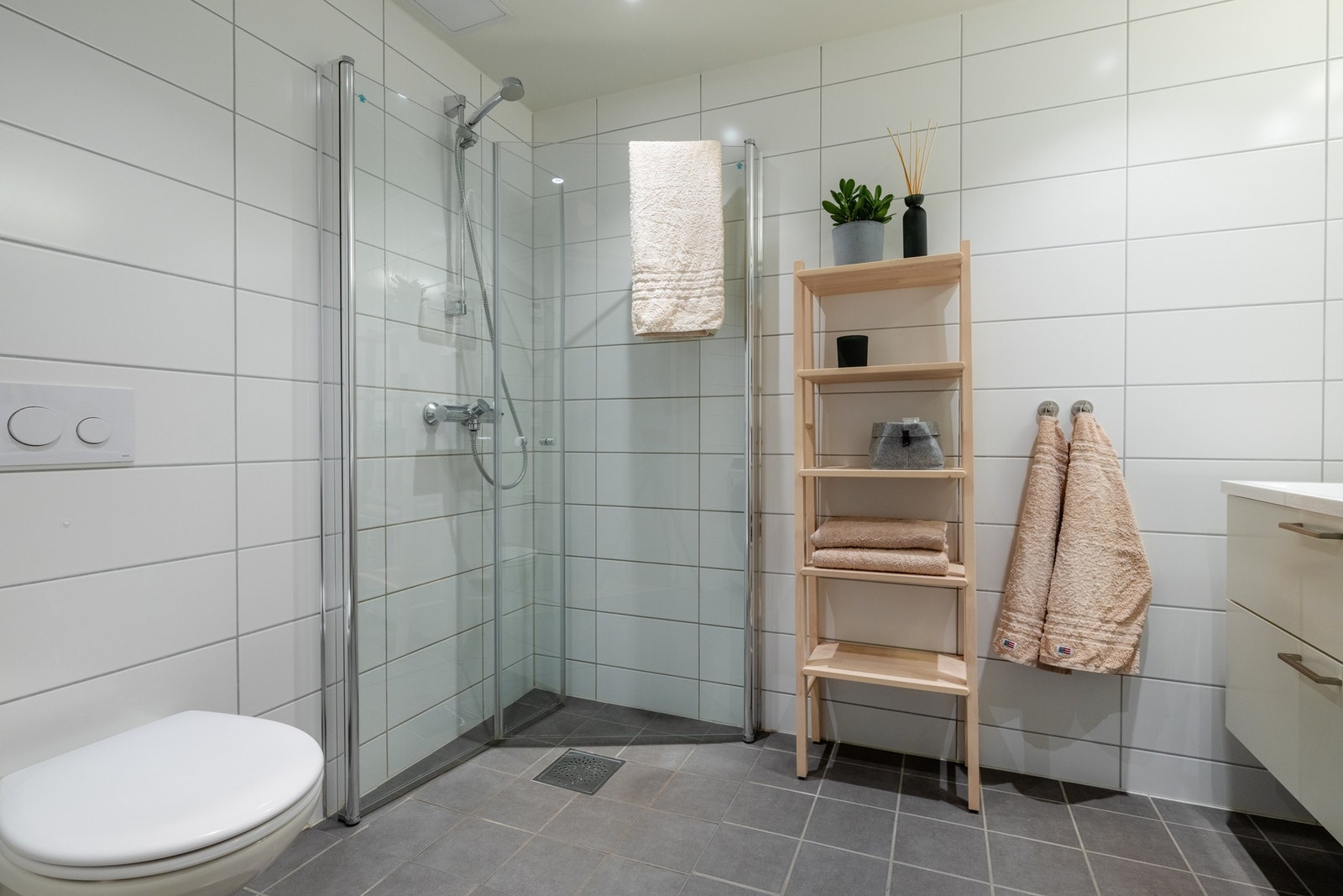 På badet er det naturligvis også opplegg og plass for både vaskemaskin og tørketrommel. Galleribilde