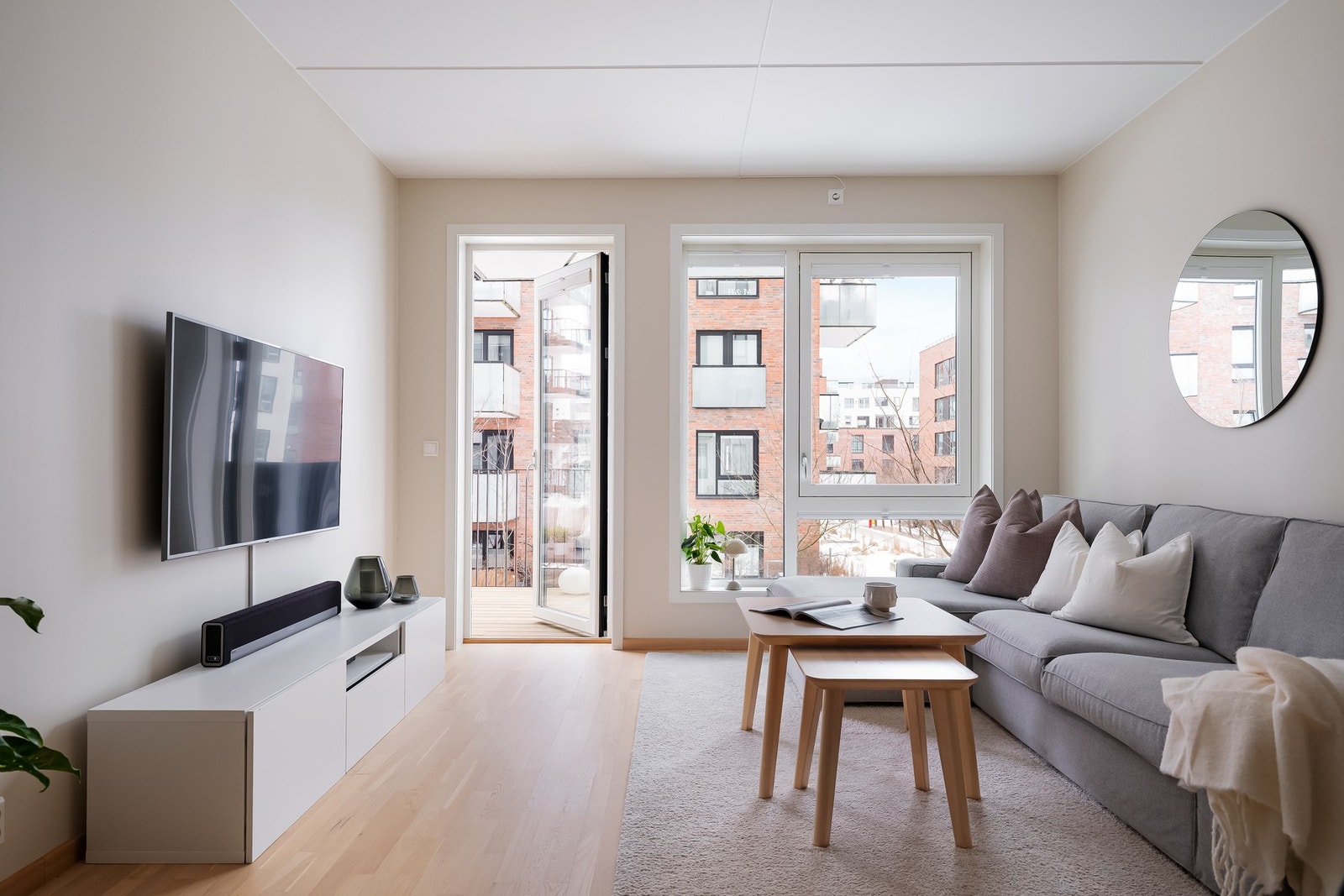 Stuen har gode innredningsmuligheter hvor det er god plass til sofagruppe med tilhørende møblement. Galleribilde