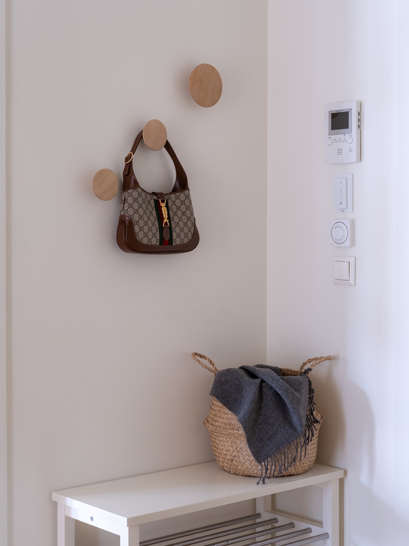 Her er det god plass for blant annet garderobeskap, knaggrekker, skostativ og speil. Galleribilde