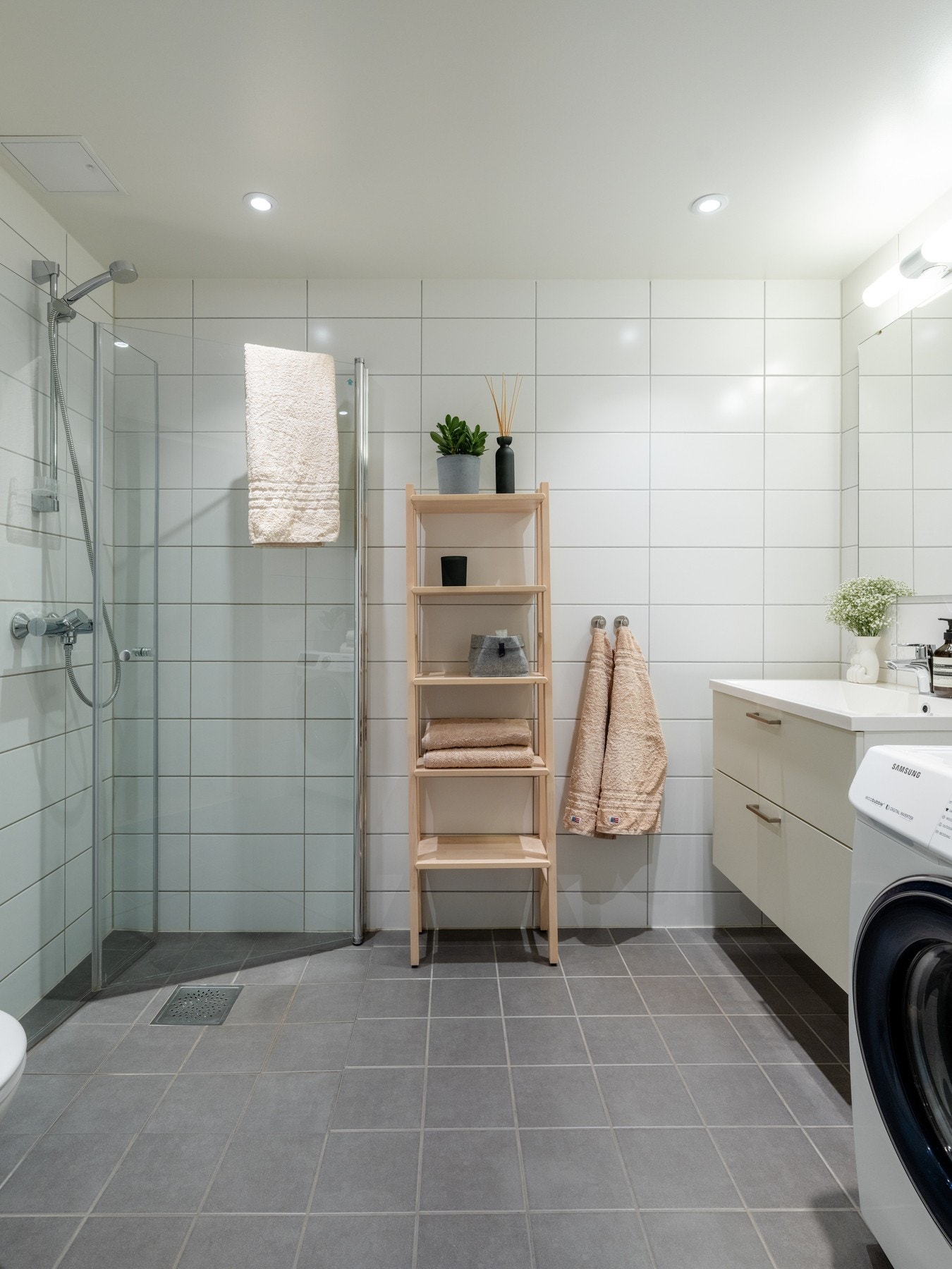 Boligens baderom er lyst og flislagt med varme i gulv og downlights i himling. Galleribilde