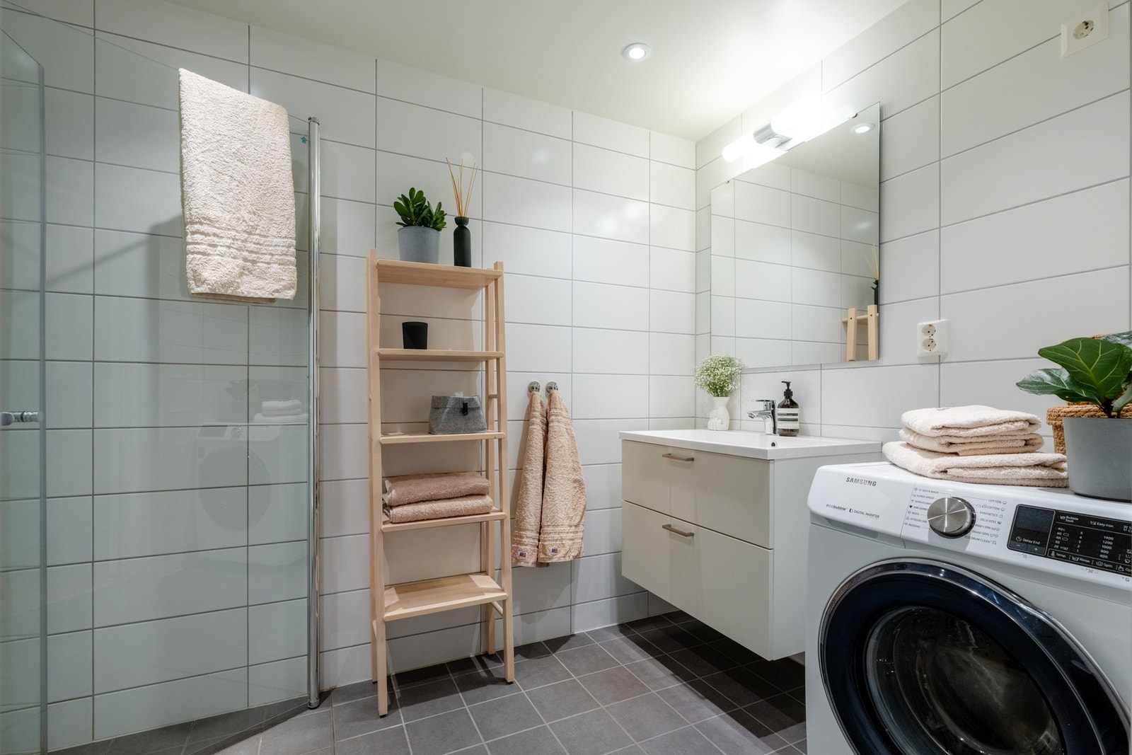 Badet er av meget god størrelse og er utstyrt med innredning med to skuffer og nedfelt servant, samt speil med belysning over. Galleribilde