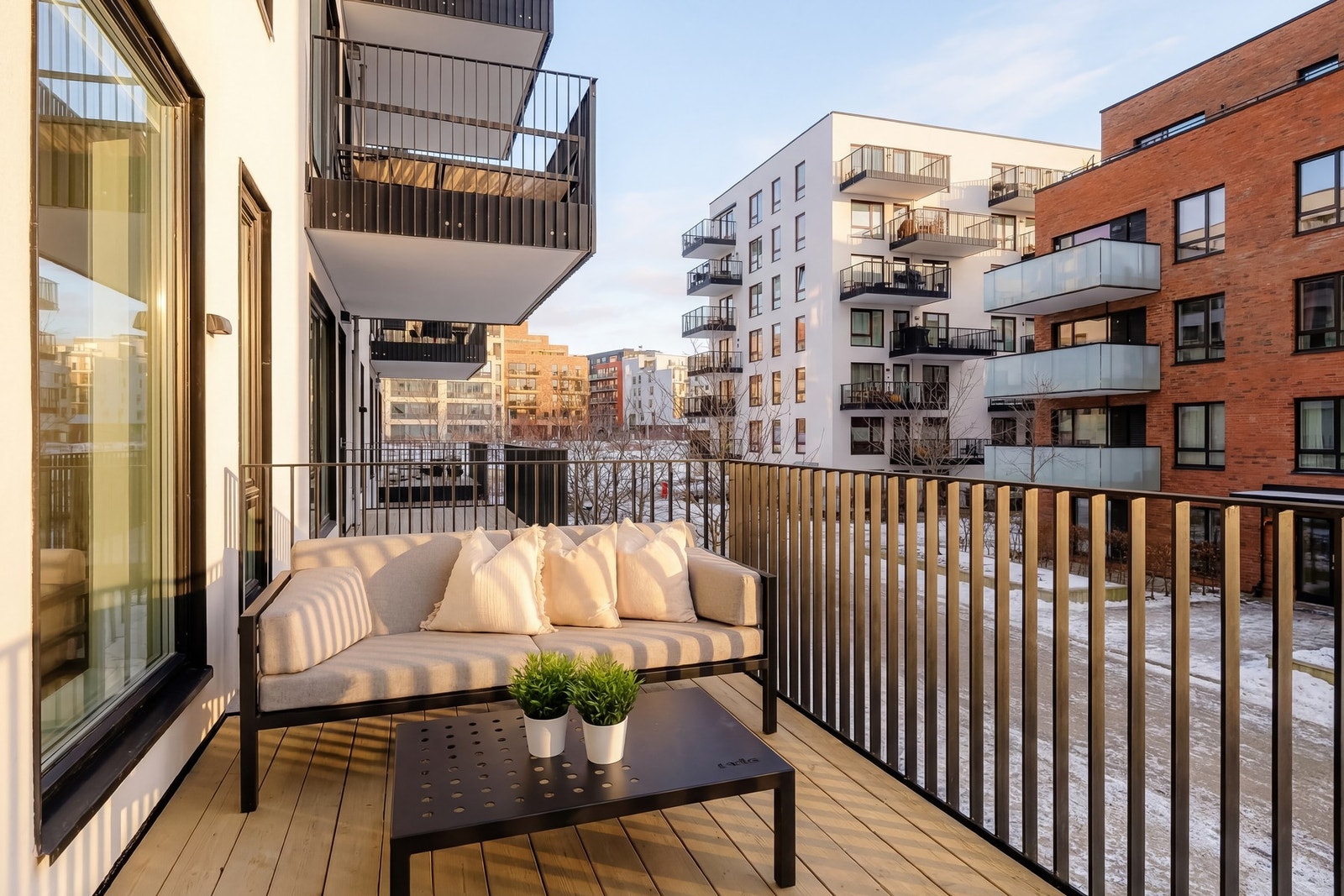 På balkongen er det gode solforhold. Her får du sol fra 9-10-tiden på morgenen og frem til ca. kl. 15. på sommerstid, i følge selgerne. Galleribilde