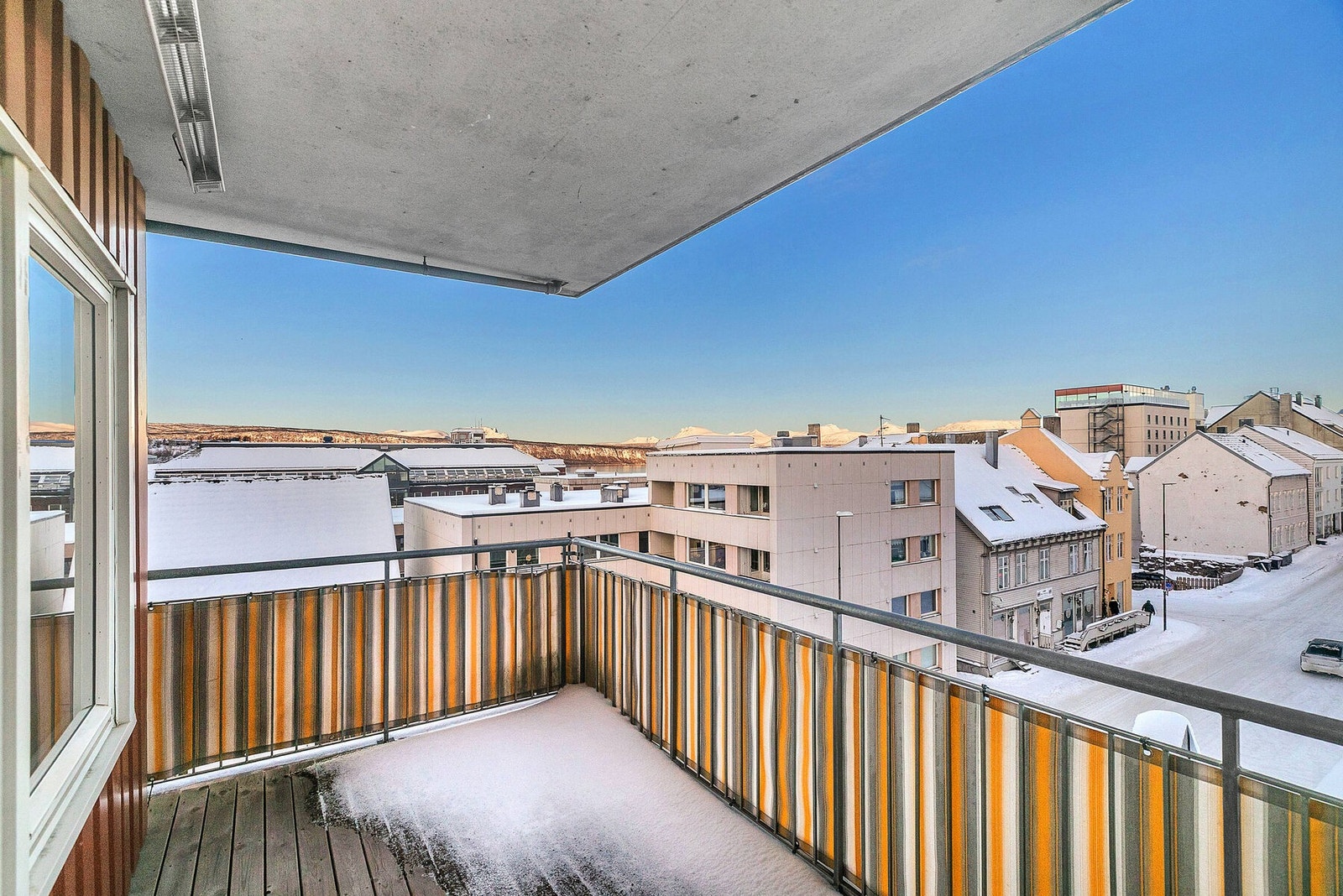 Usjenert veranda med fin utsikt Galleribilde