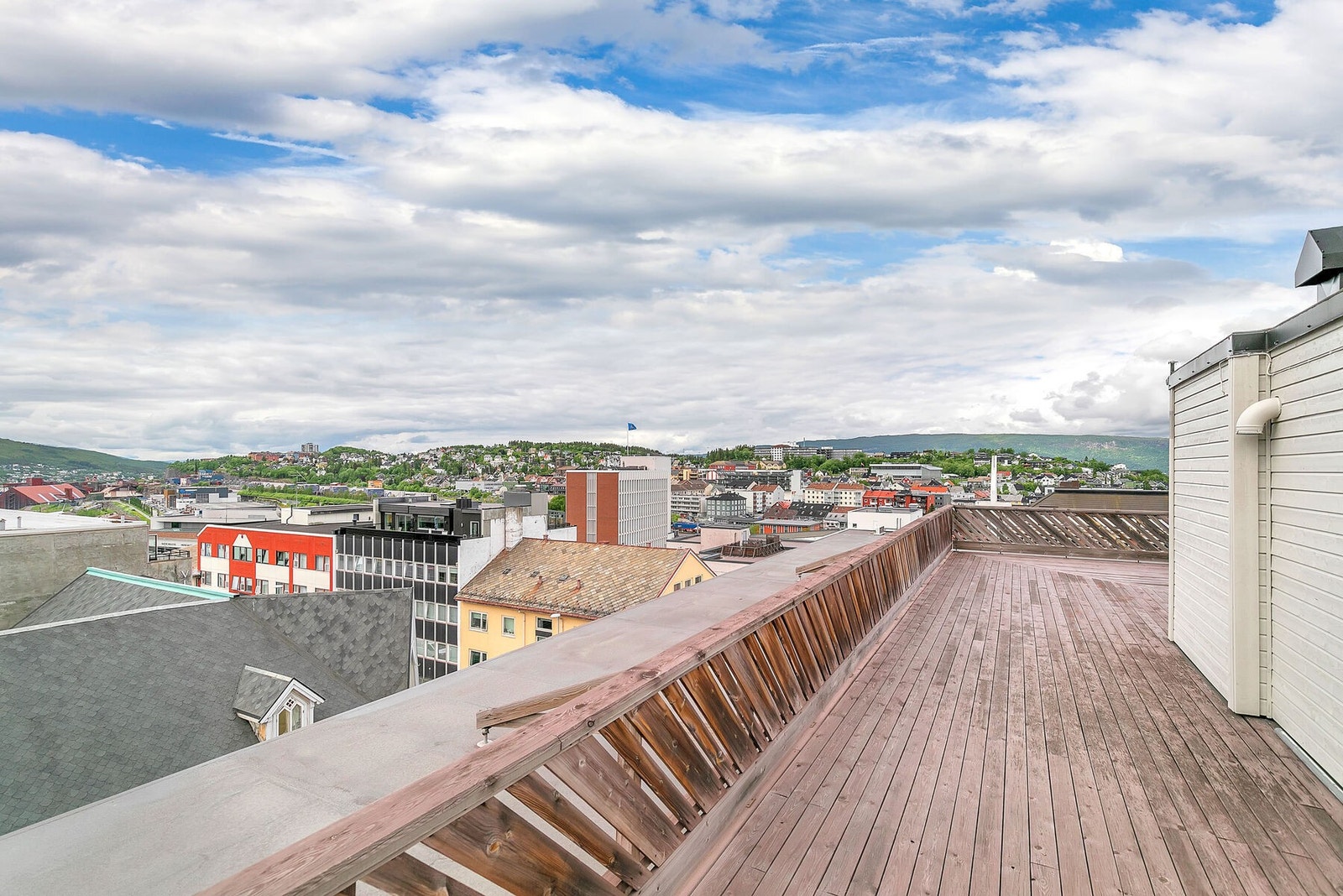 Felles takterrasse - her nyter du både sol- og utsikt Galleribilde