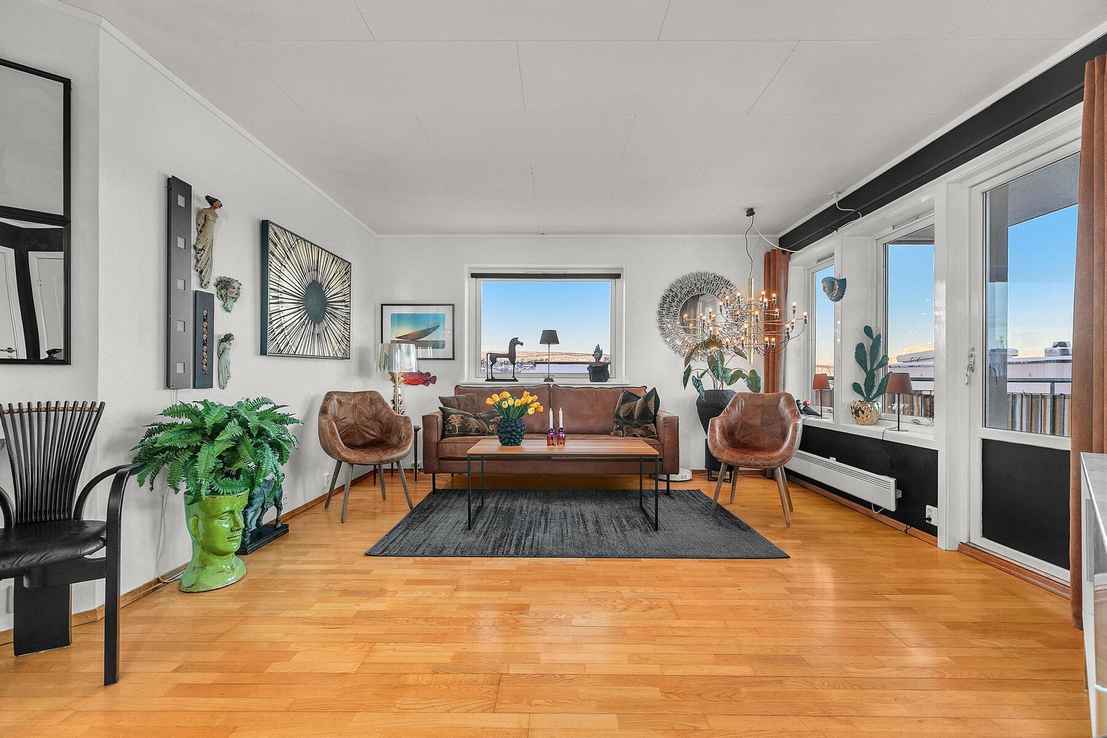 Lekker stue med parkett på gulv, fin utsikt og utgang til egen veranda. Galleribilde