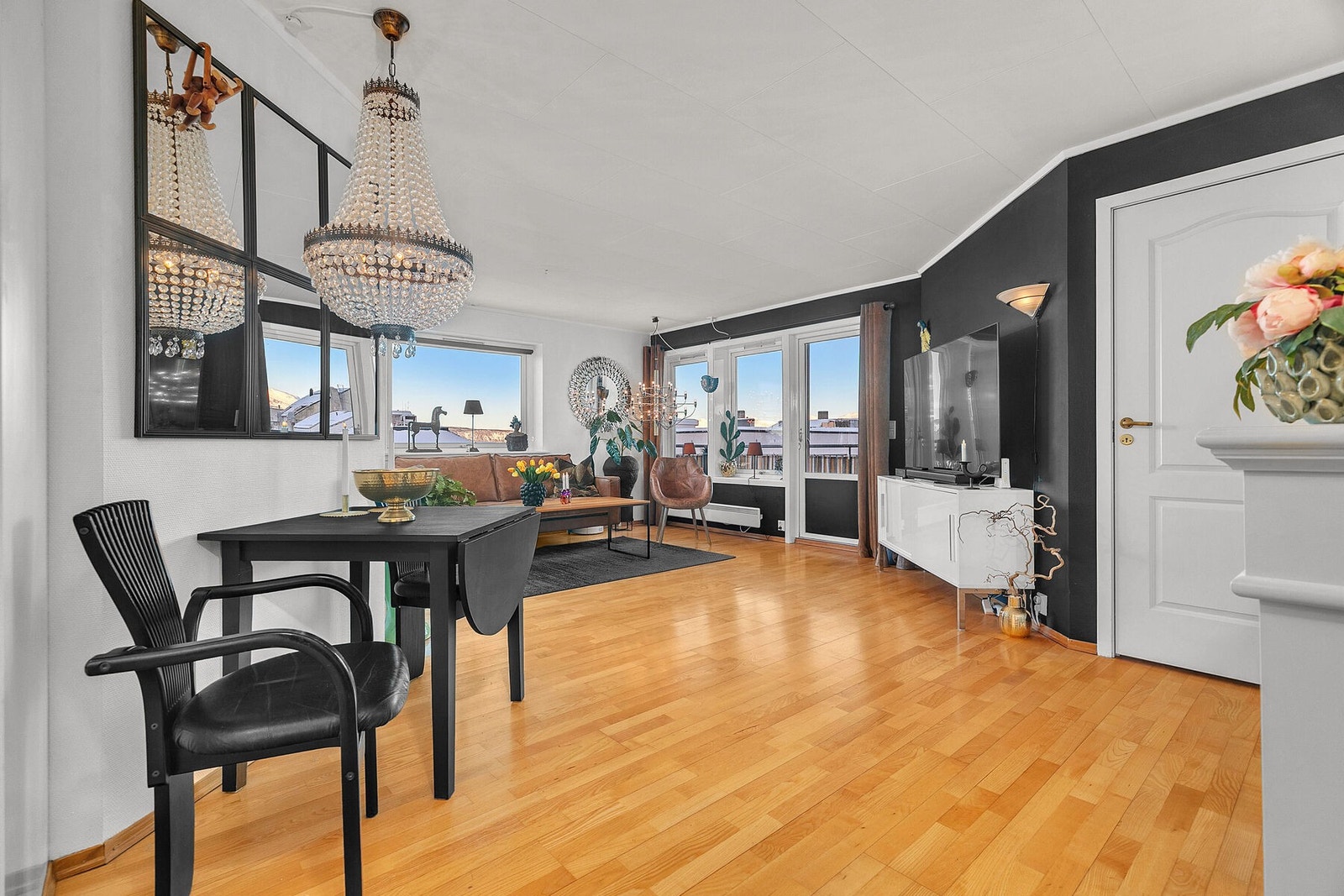 Stue med plass til både spisebord og sofagruppe Galleribilde