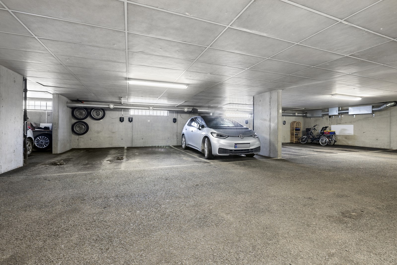 Leiligheten disponerer én biloppstillingsplass i felles garasjeanlegg. Galleribilde