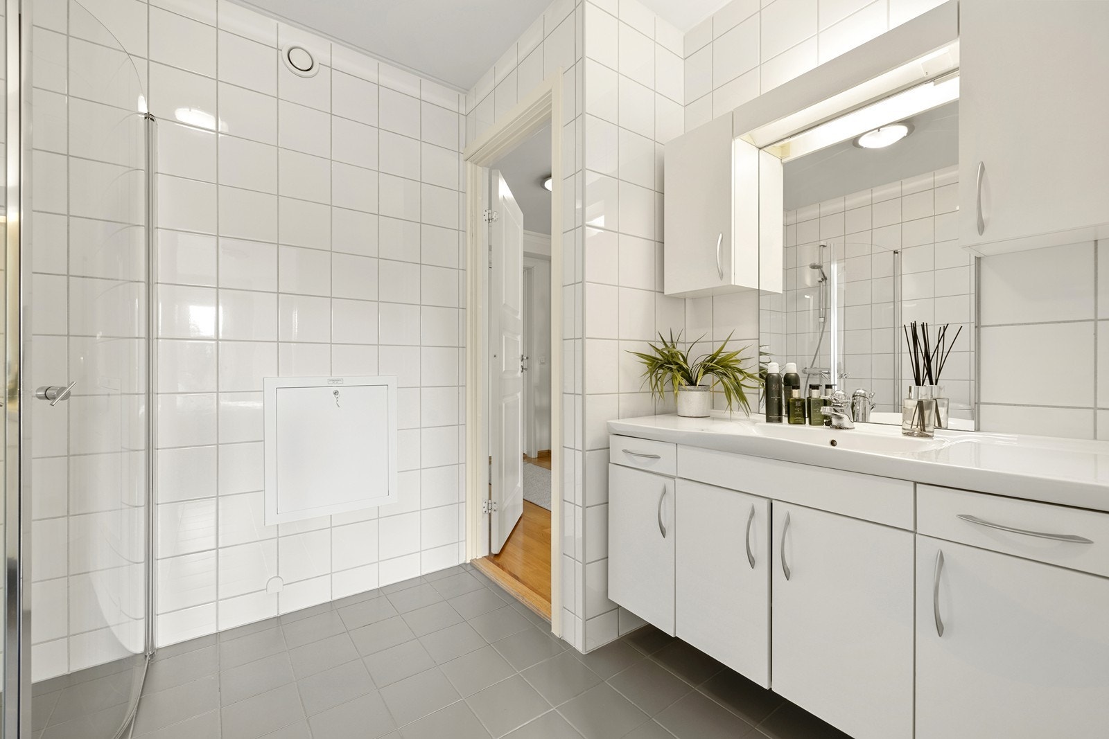 Pent flislagt baderom av god størrelse. Galleribilde