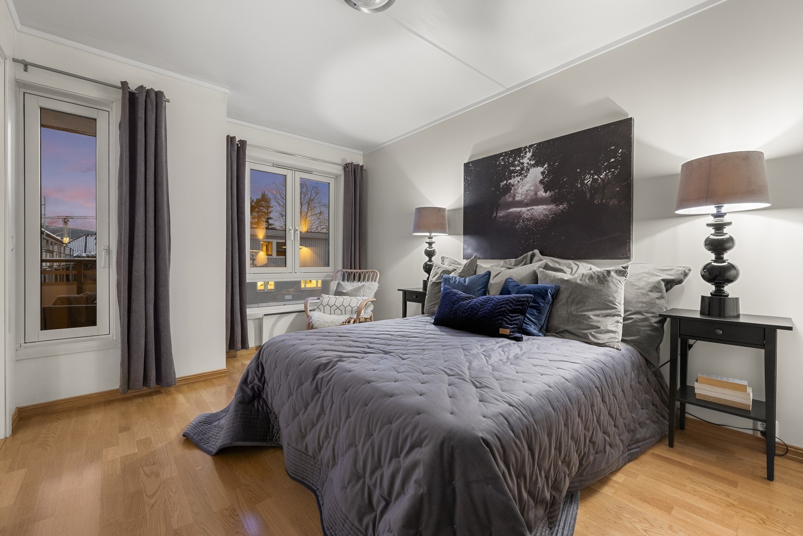 Stort og luftig soverom med fine vindusflater og parkett på gulv. Galleribilde