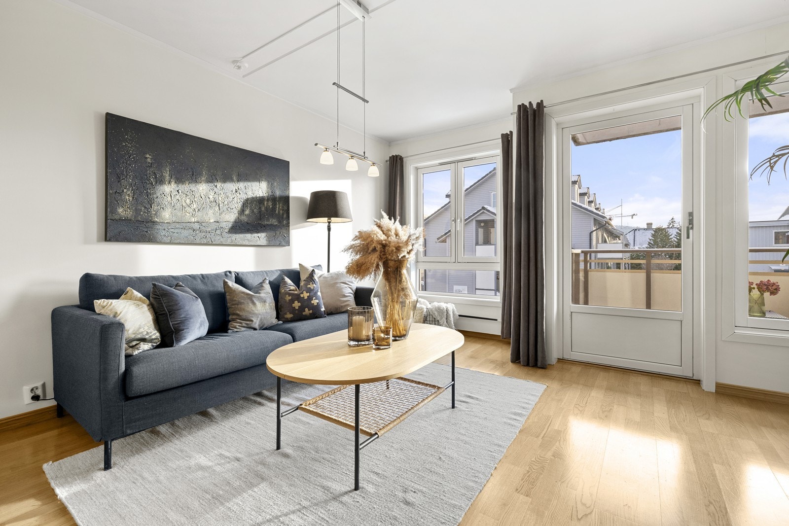 Hvitmalte overflater og parkett på gulv. Galleribilde