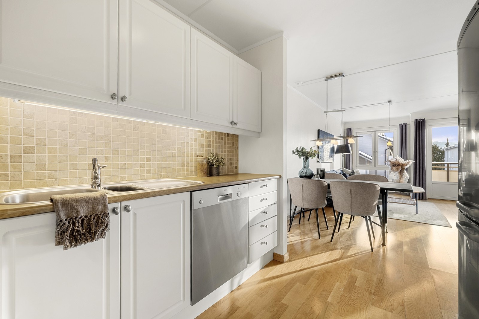 Frittstående hvitevarer som komfyr, oppvaskmaskin og kjøleskap. Galleribilde